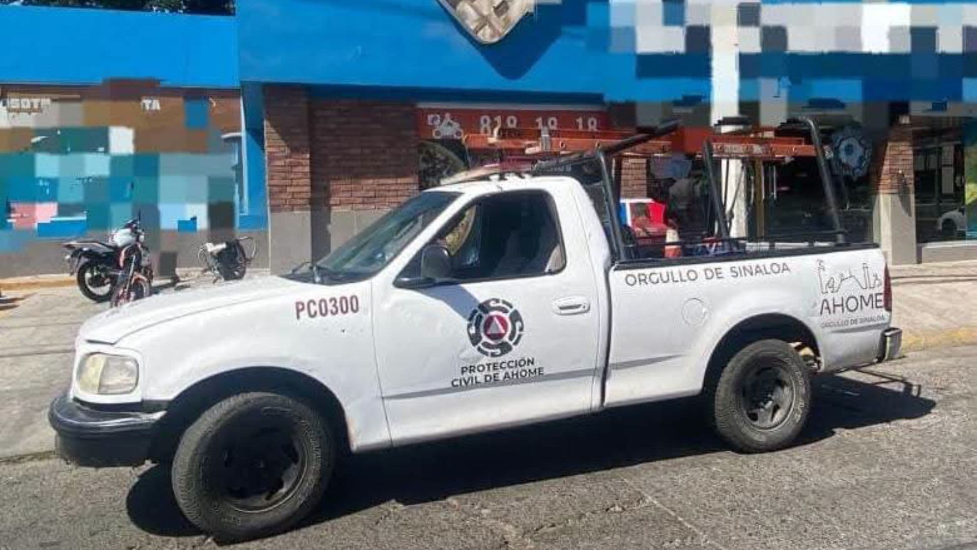 Mujer Resulta Lesionada tras Caerle un Letrero Luminoso en Los Mochis, Sinaloa
