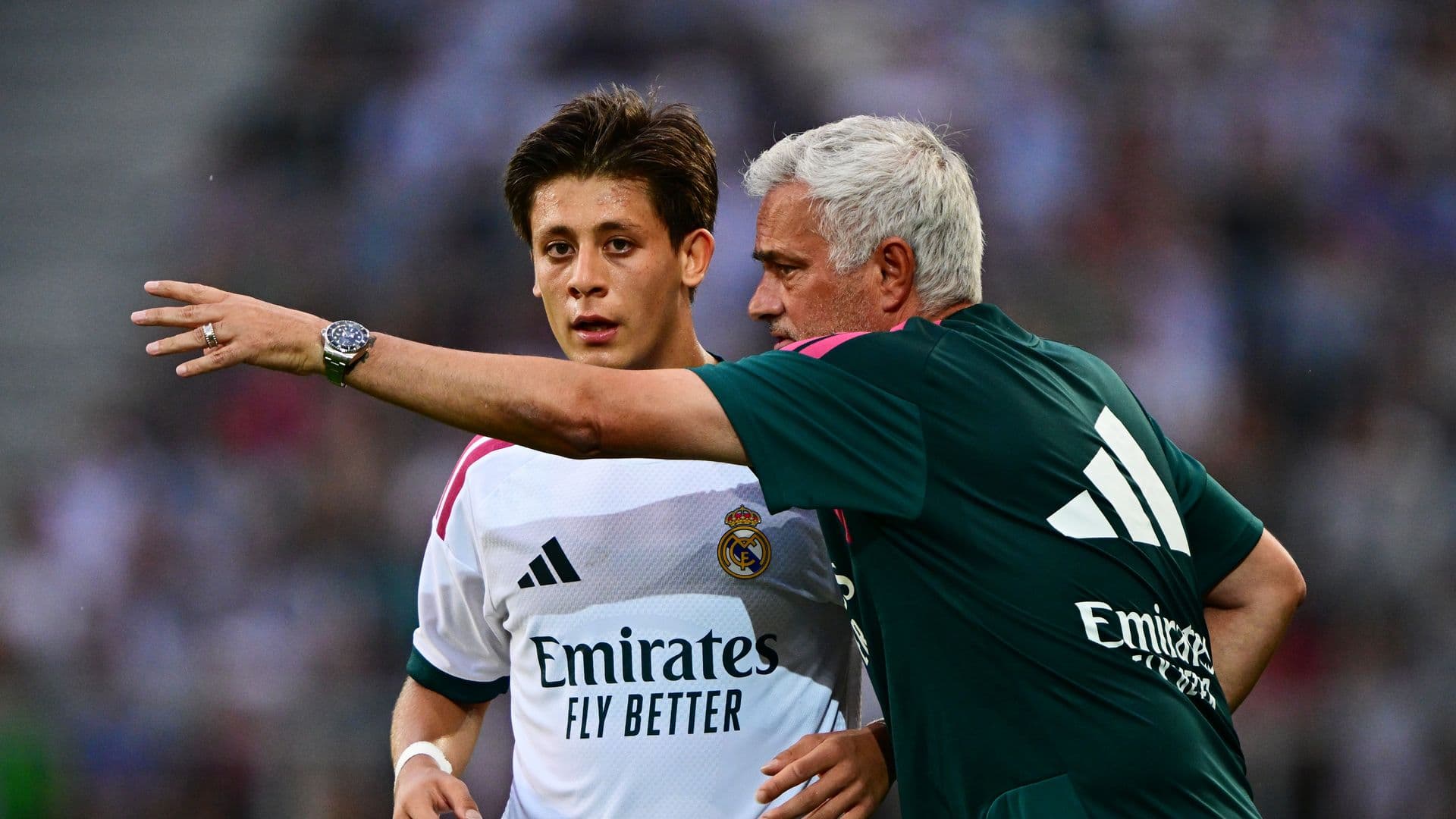 José Mourinho y Arda Güler, del Real Madrid, en un partido de pretemporada