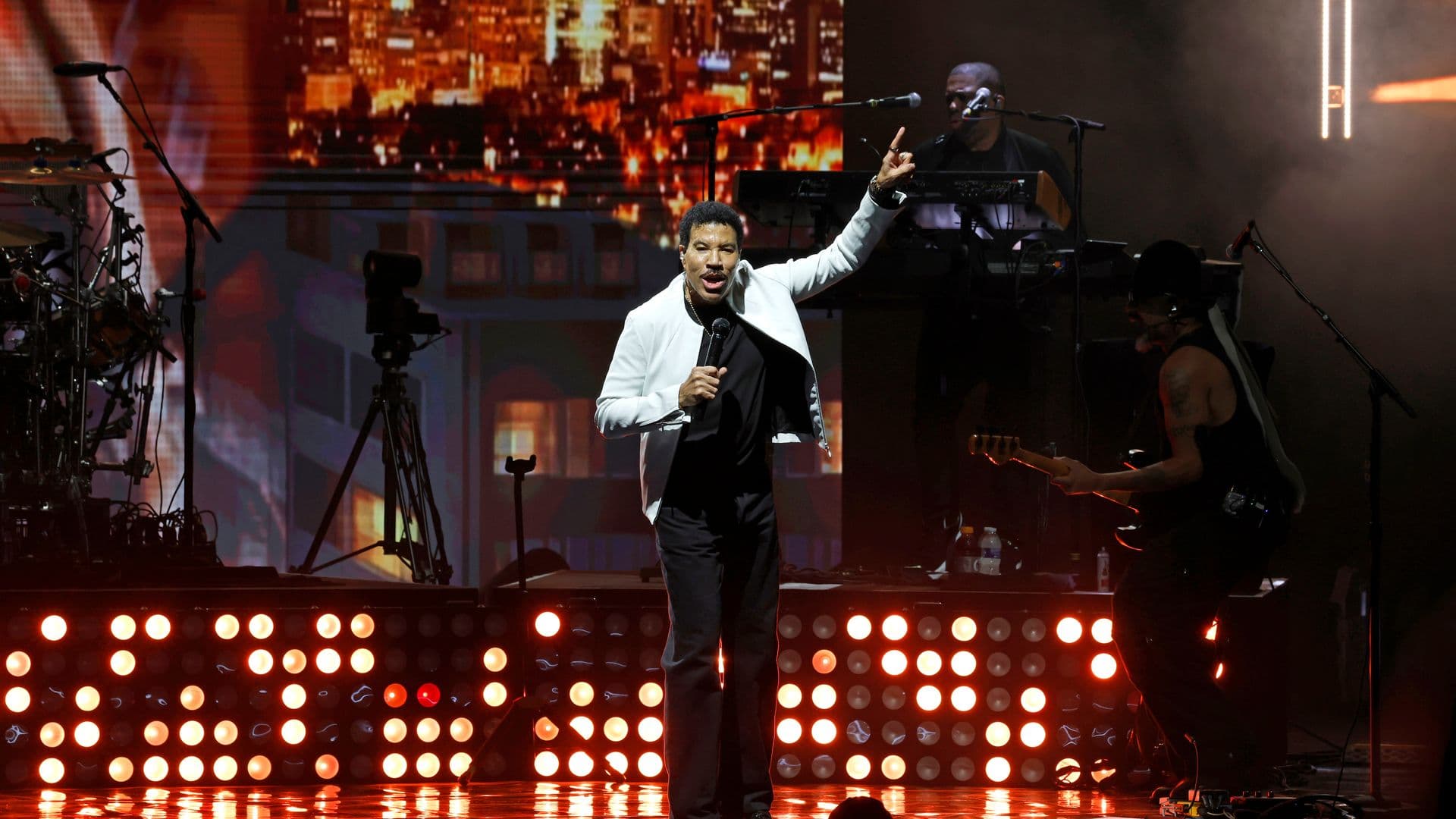 Lionel Richie es Hospitalizado Después de un Show y Permanece en Terapia Intensiva