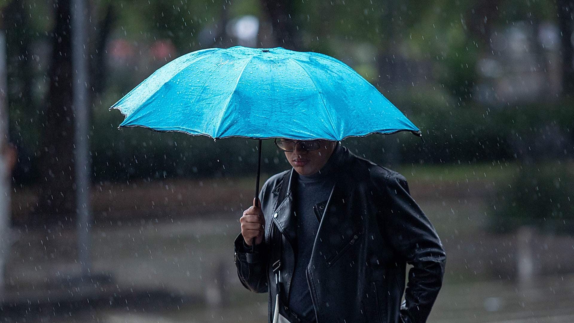 Hombre se protege de la lluvia en la CDMX el 4 de octubre 2026. Foto: Cuartoscuro | Archivo
