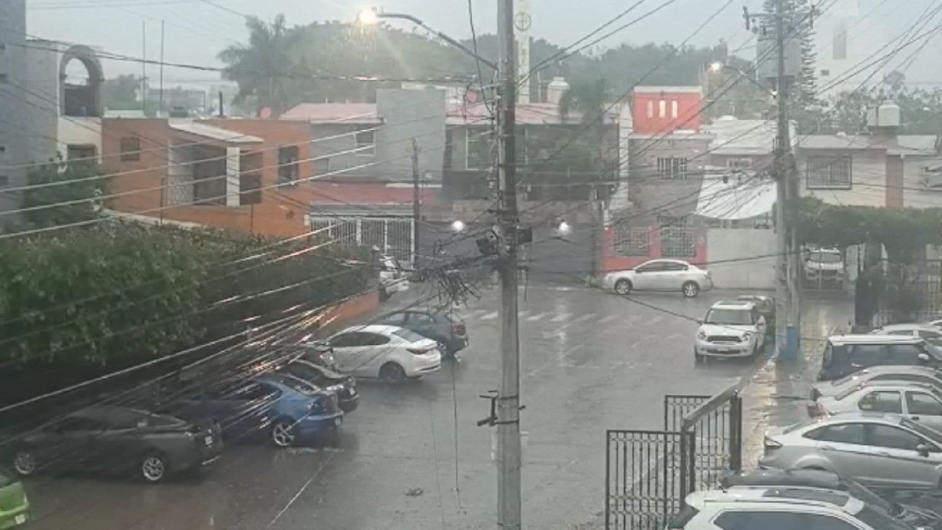Lluvia con Granizo Sorprende a Zapopan Hoy 31 de Mayo; Plaza Comercial se Inunda