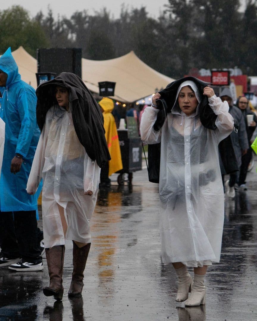 Personas se protegen de la lluvia en la CDMX el 6 de septiembre de 2026. Foto: Cuartoscuro
