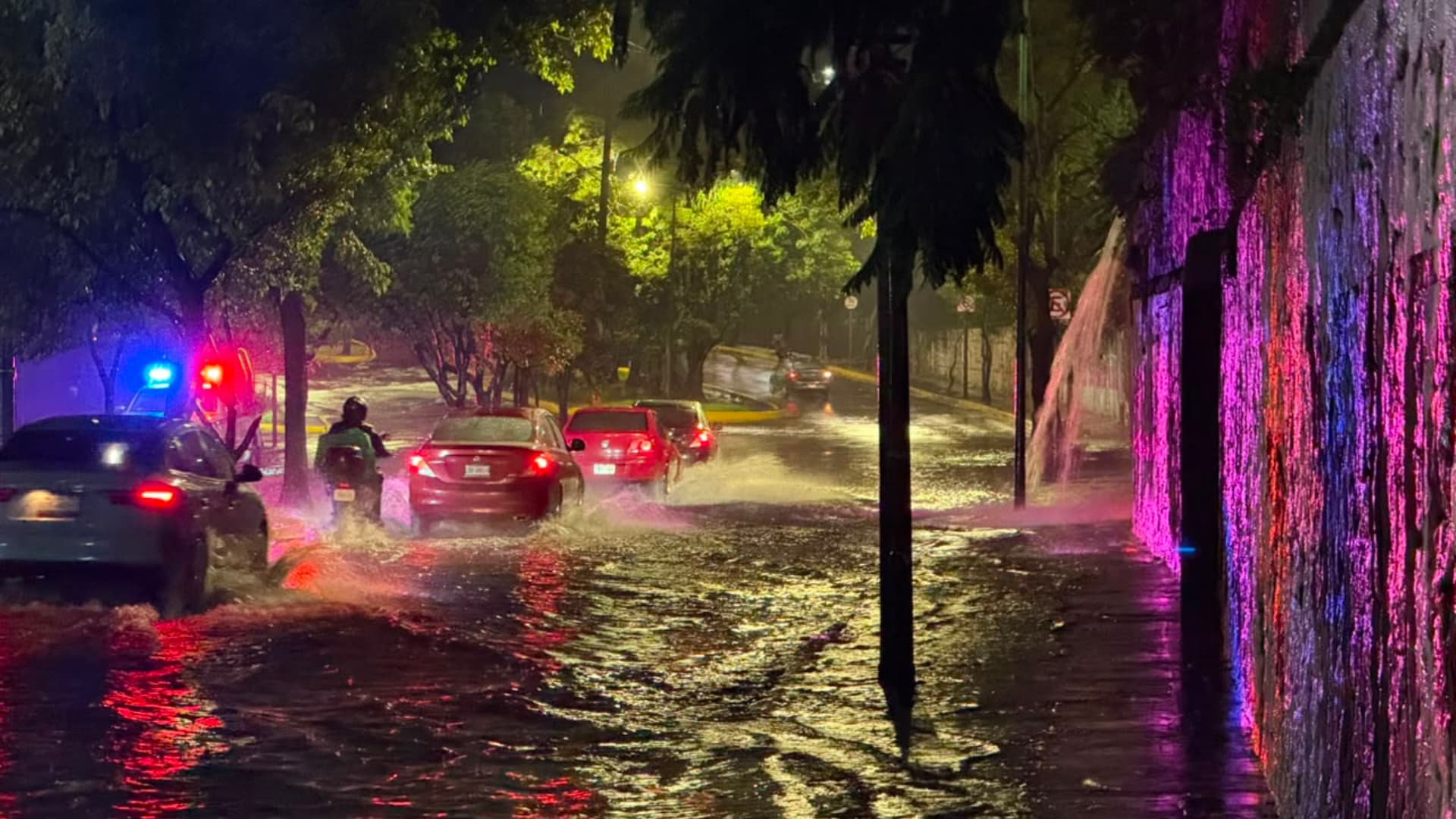 Automovilistas y motociclistas atraviesan severos encharcamientos en calles de CDMX. Foto: N+