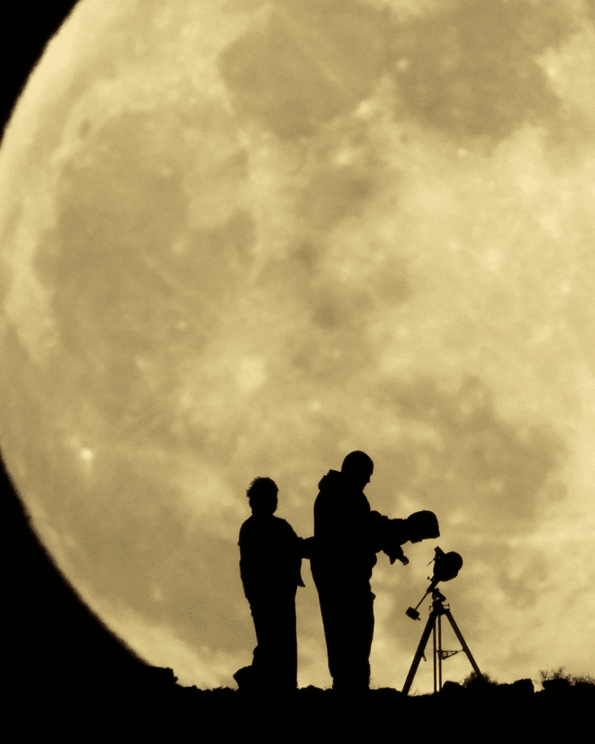 Familia admira la Luna con telescopio