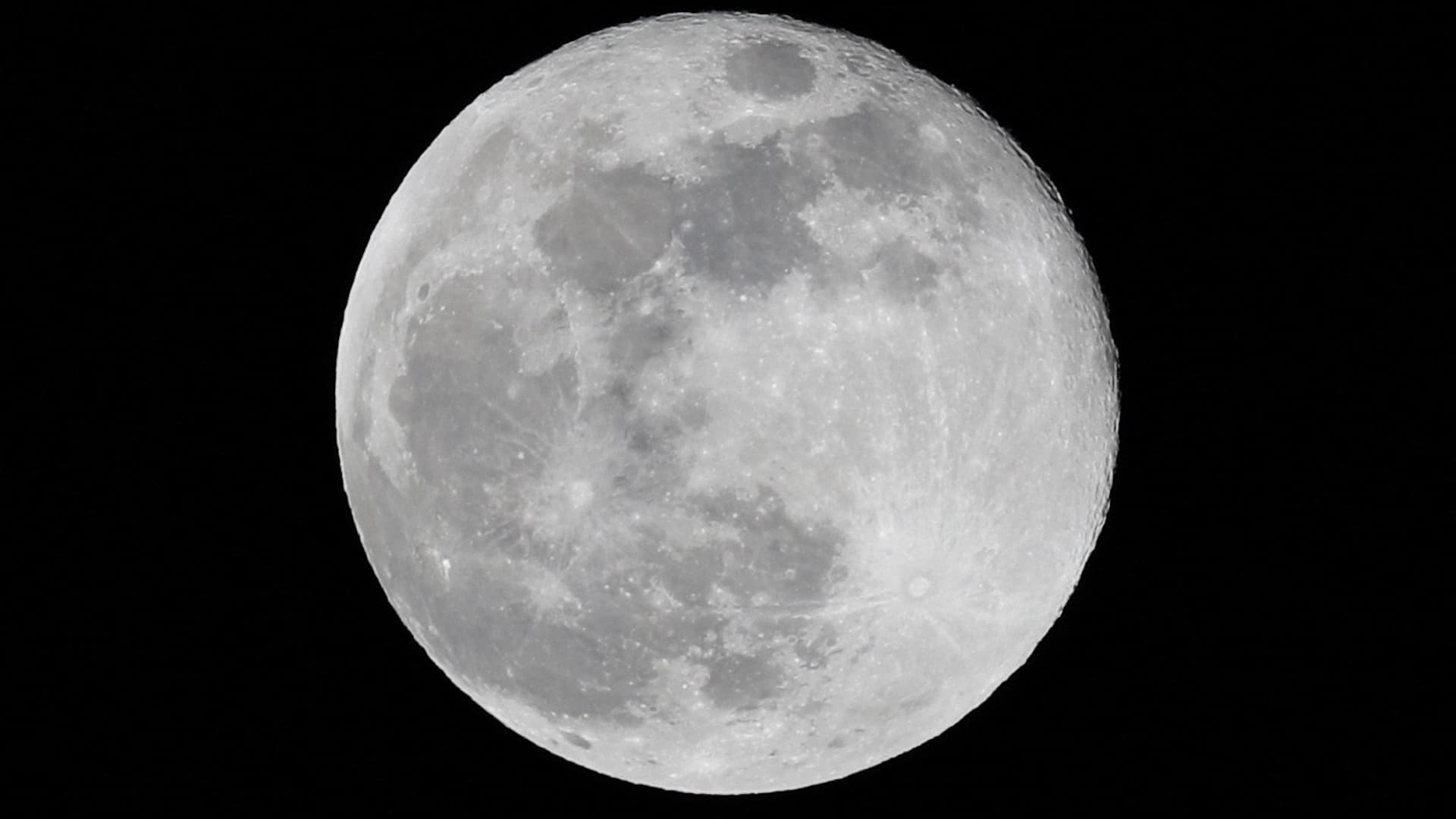 Ovnis en la Luna: Científicos Afirman Haber Detectado Movimientos Inexplicables