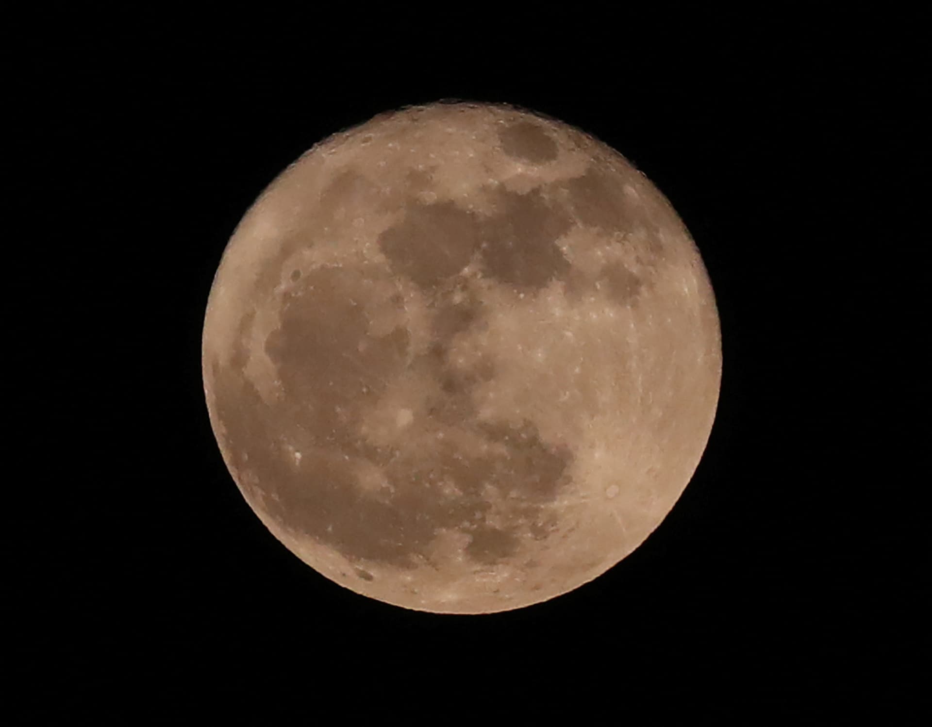 La luna llena sobre Ciudad de México