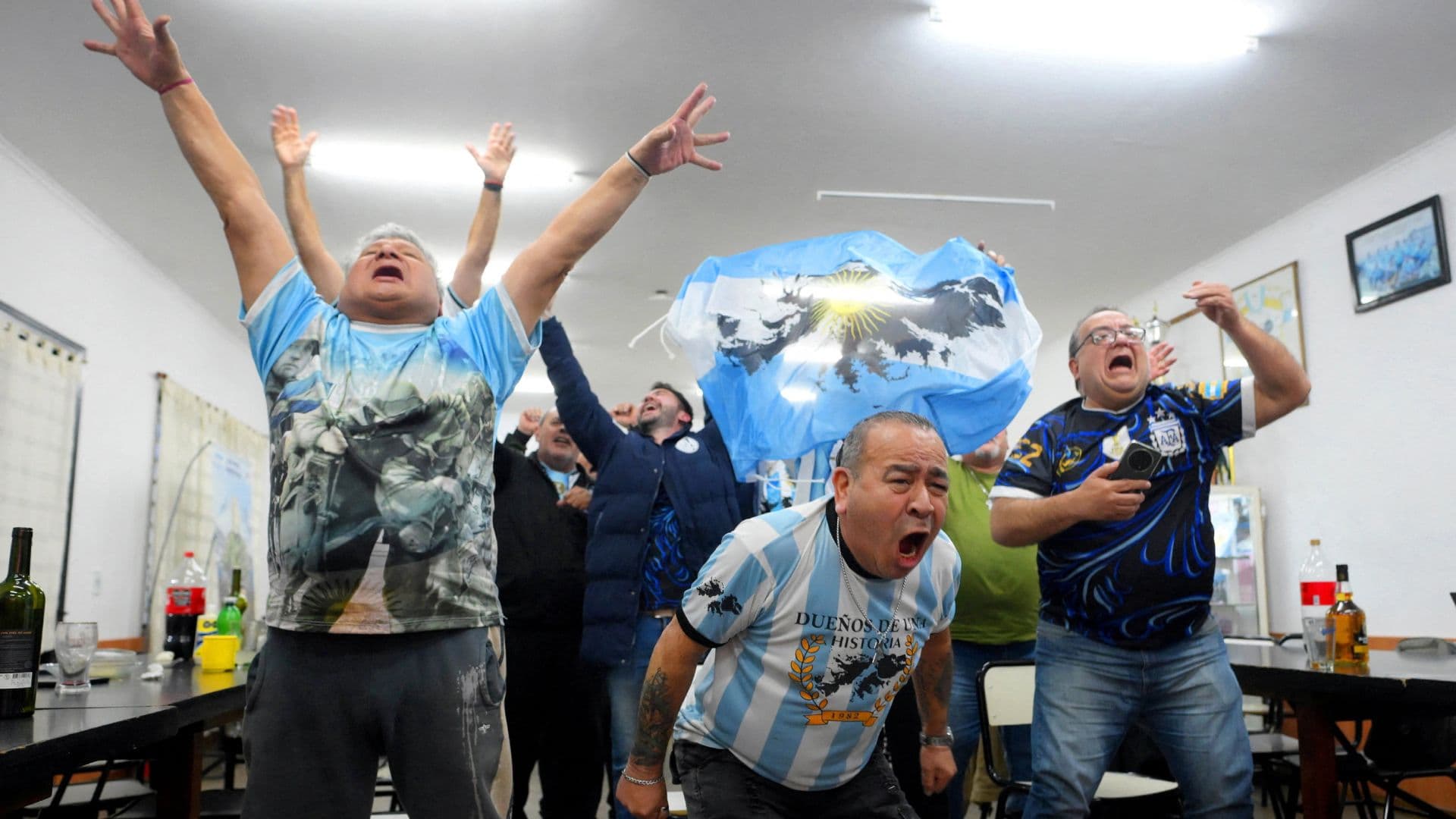Veteranos argentinos de la Guerra de las Malvinas celebran la victoria de 'La Albiceleste' sobre Inglaterra