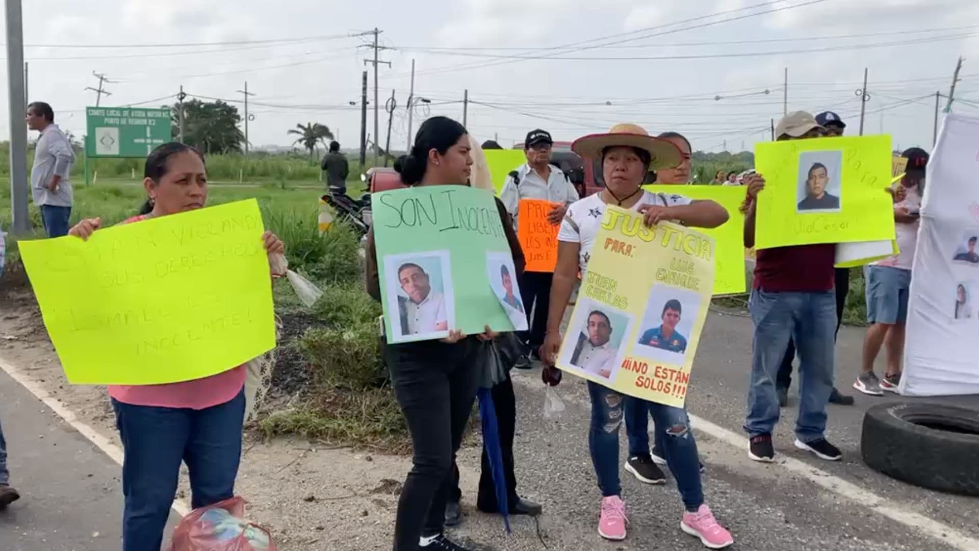 Bloqueo carretero de familiares de policías detenidos en Ixhuatlán del Sureste