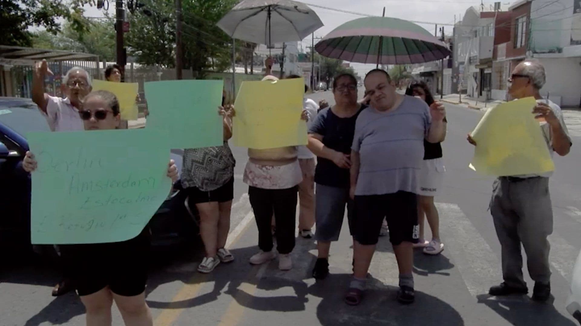 Vecinos con Seis Días Sin Luz Protestan y Bloquean Av. Santo Domingo en San Nicolás, Nuevo León