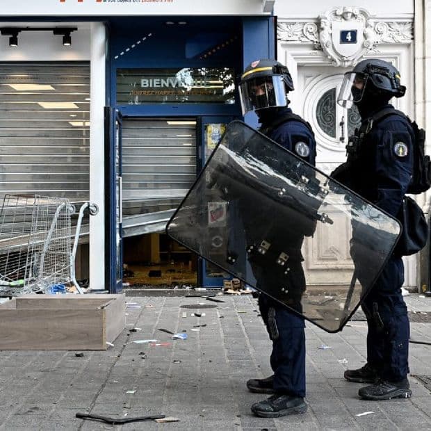 Manifestante Pierde la Mano tras Explosión de Granada durante Protesta en Francia