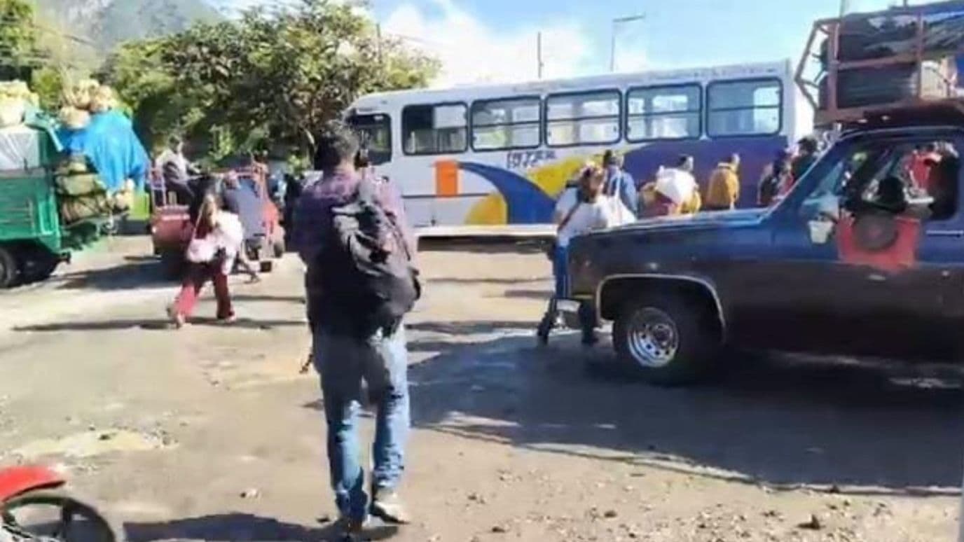 Manifestantes de Nogales Bloquean Carretera Federal 150; Exigen Obras Viales