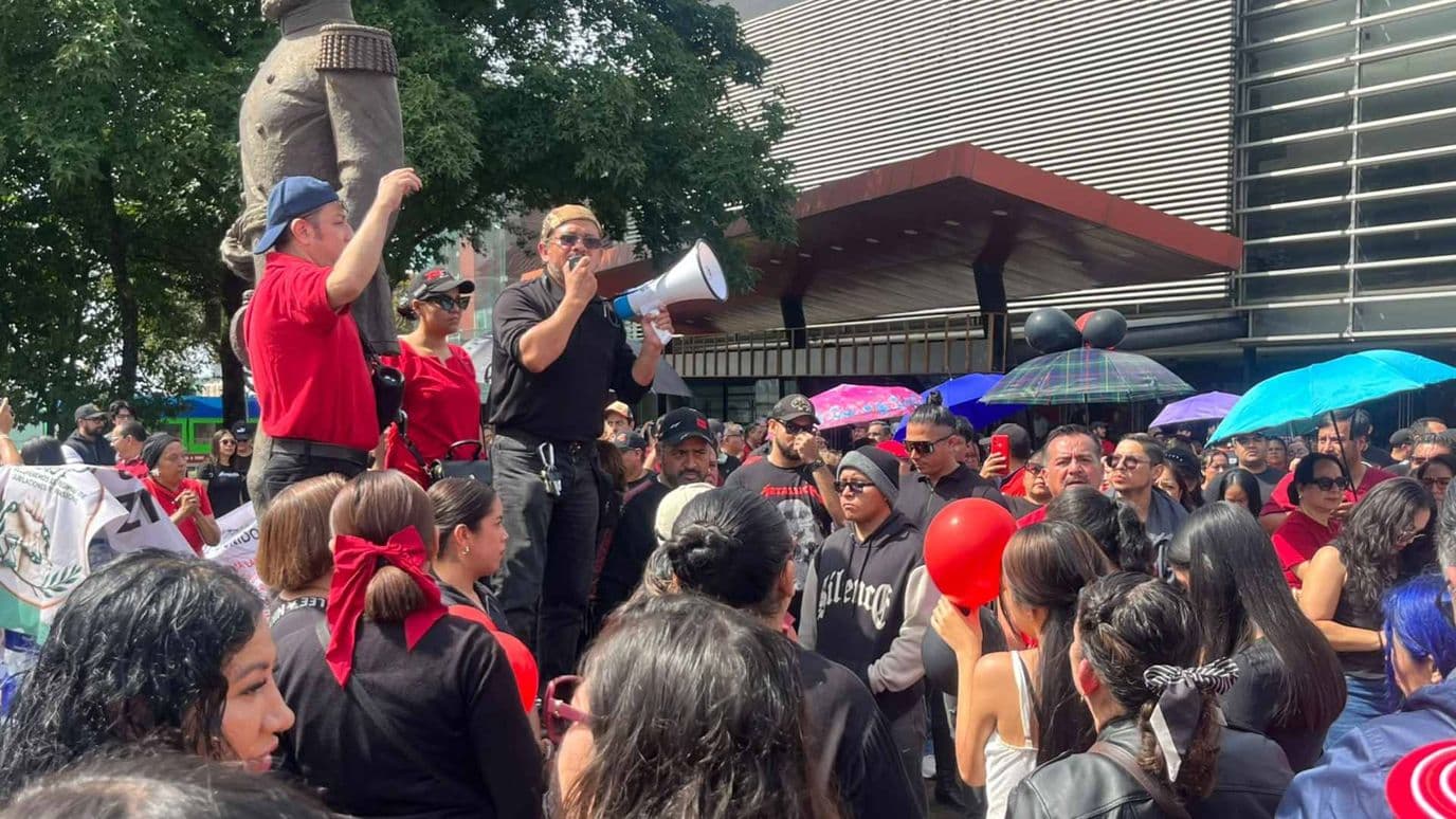 Trabajadores del IMSS e ISSSTE protestan en Xalapa por salarios y condiciones laborales.