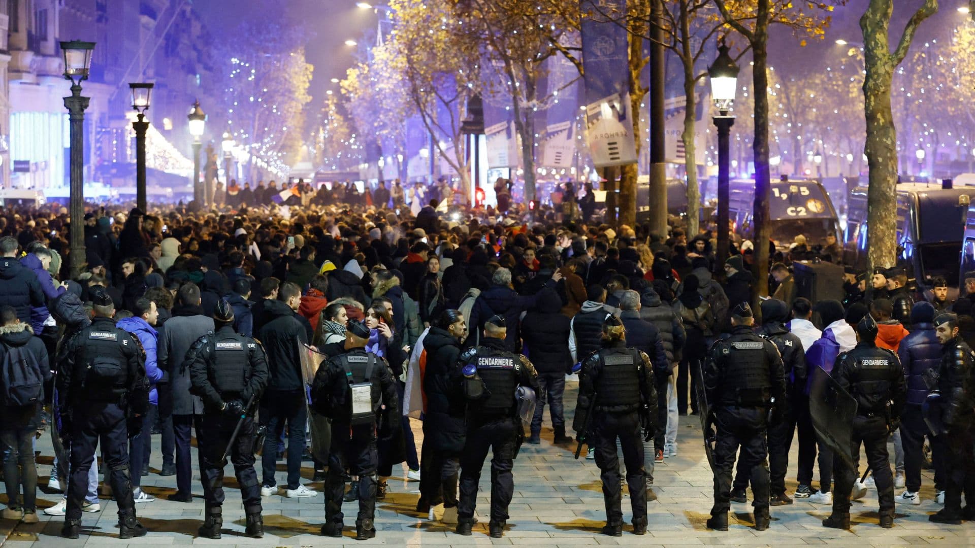 Policías antidisturbios franceses vigilan los festejos tras la victoria de la selección 2-0 ante Marruecos, en 2022
