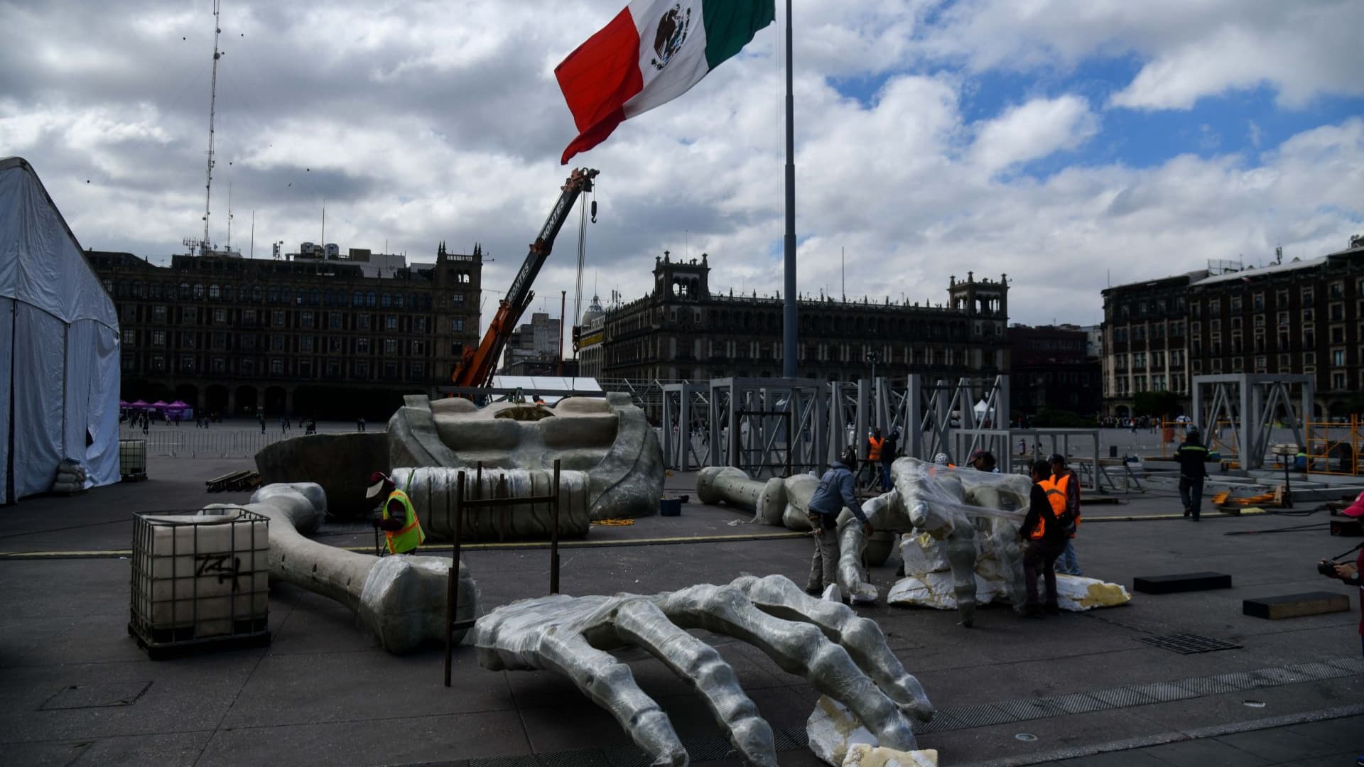 Trabajadores ensamblan piezas de enorme Catrina para Megaofrenda en el Zócalo CDMX