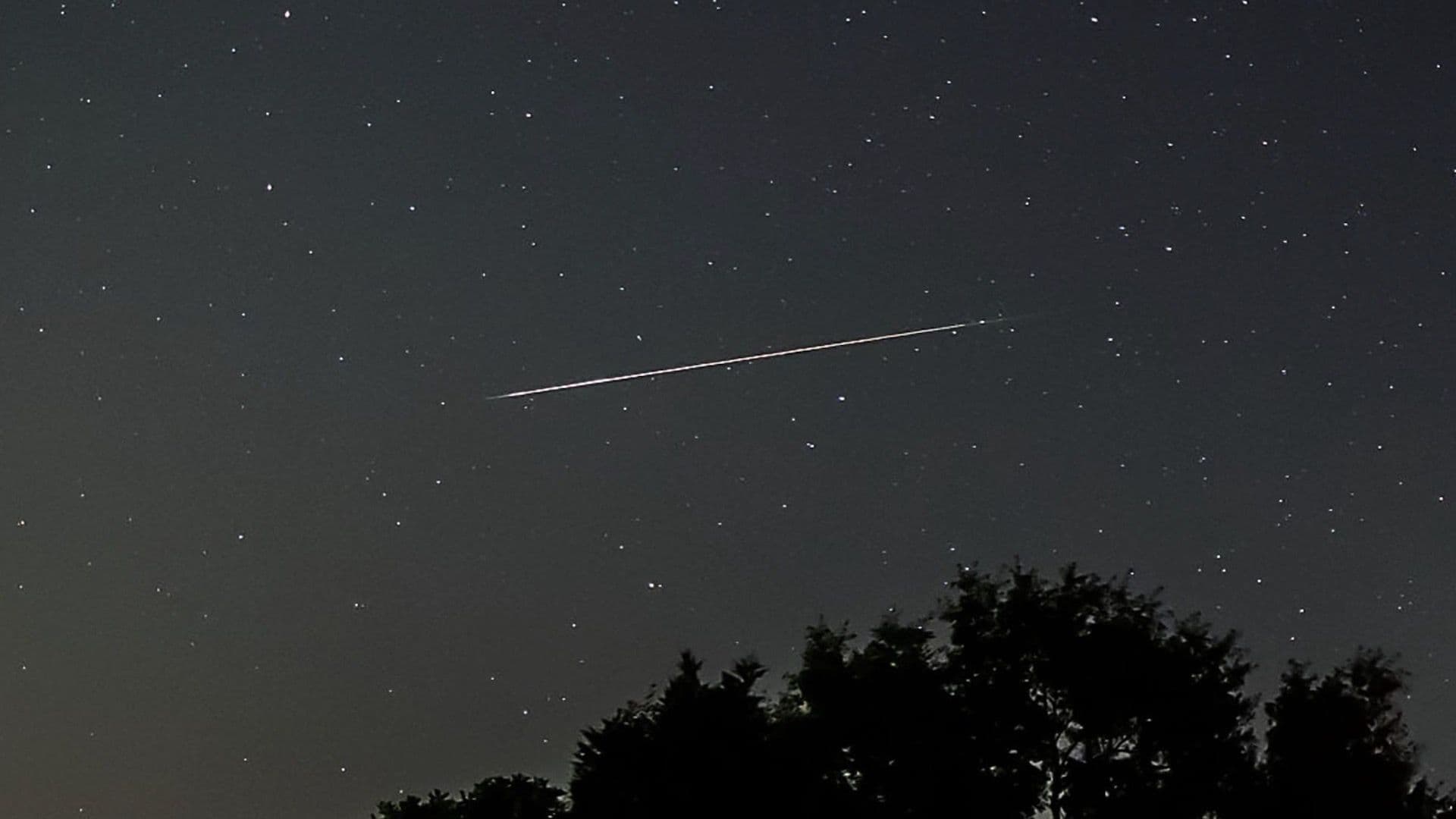 Estrella fugaz en el cielo