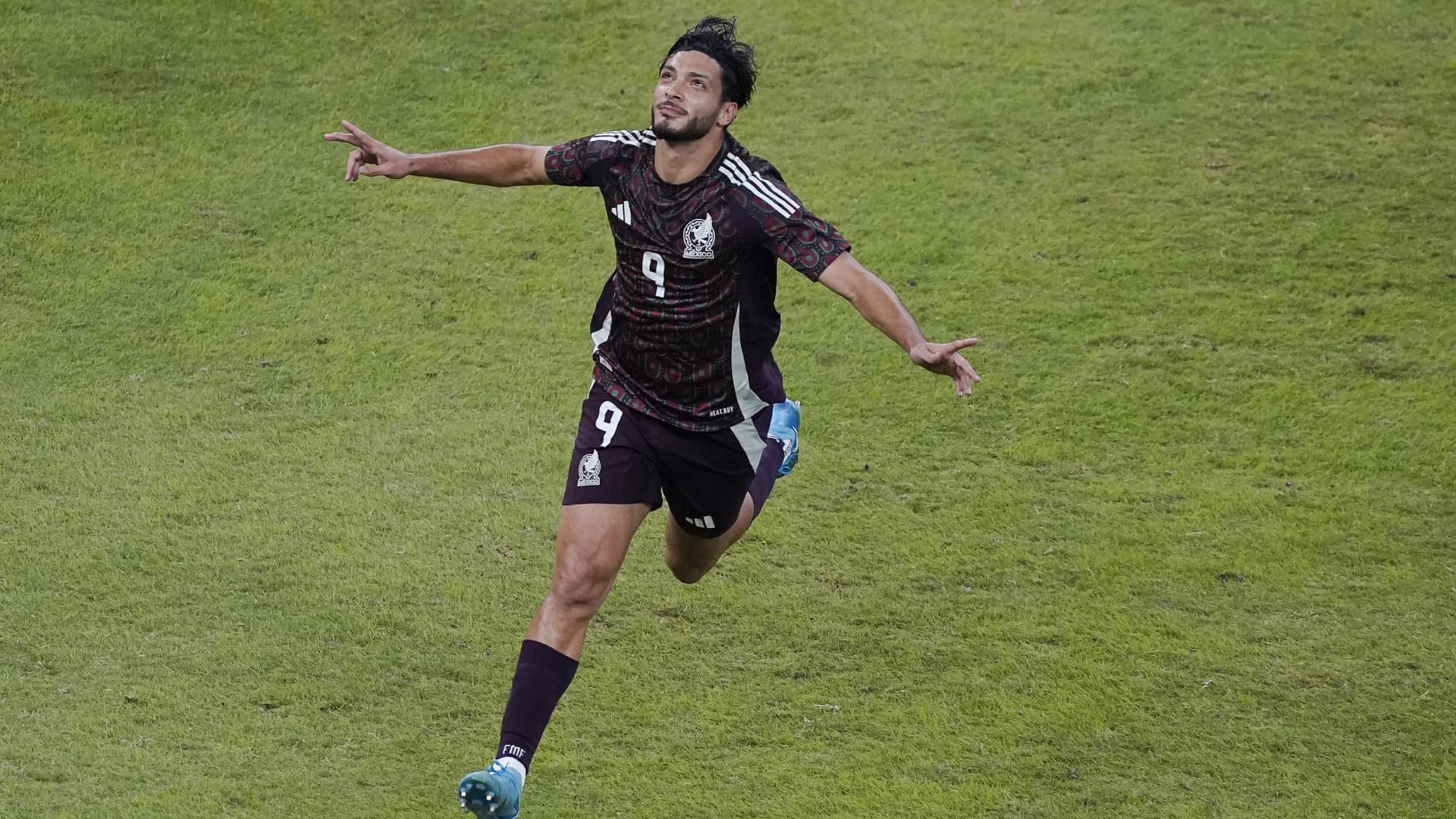 Raúl Jiménez durante un partido con la Selección Mexicana