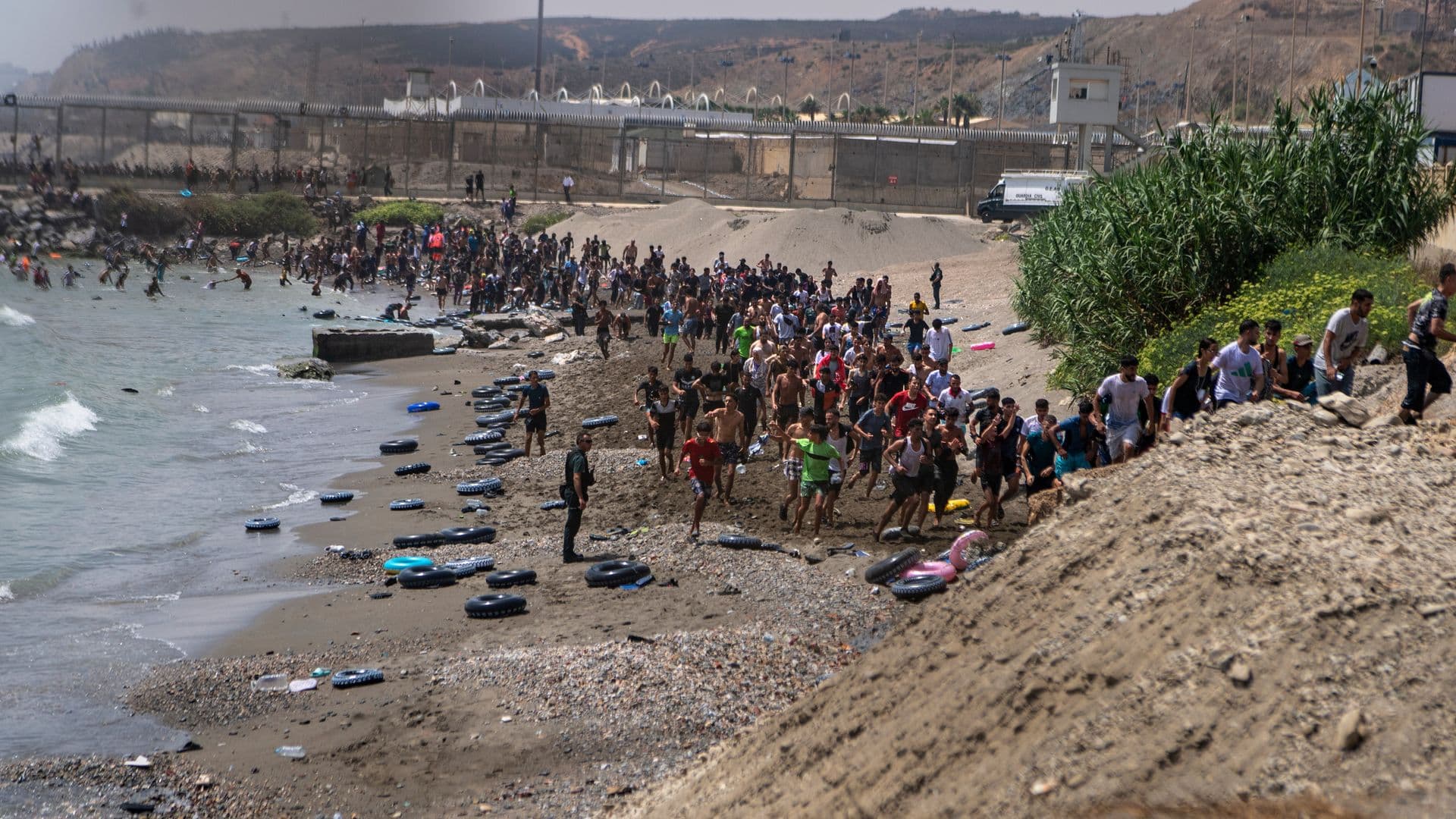 Migrantes intentan ingresar a Ceuta, España, desde Marruecos el jueves 30 de julio de 2026.
