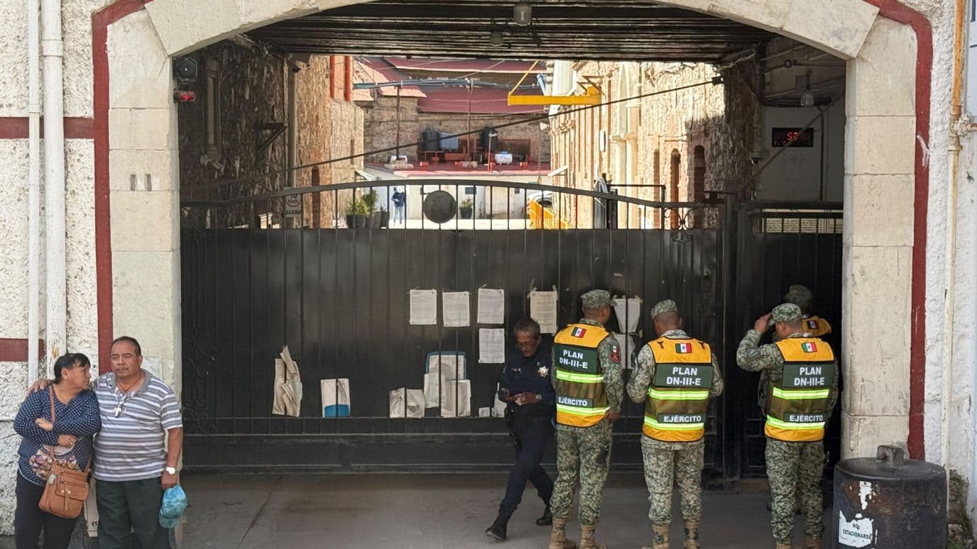 Elementos del Ejército al exterior de la Mina de Loreto donde ocurrió el accidente
