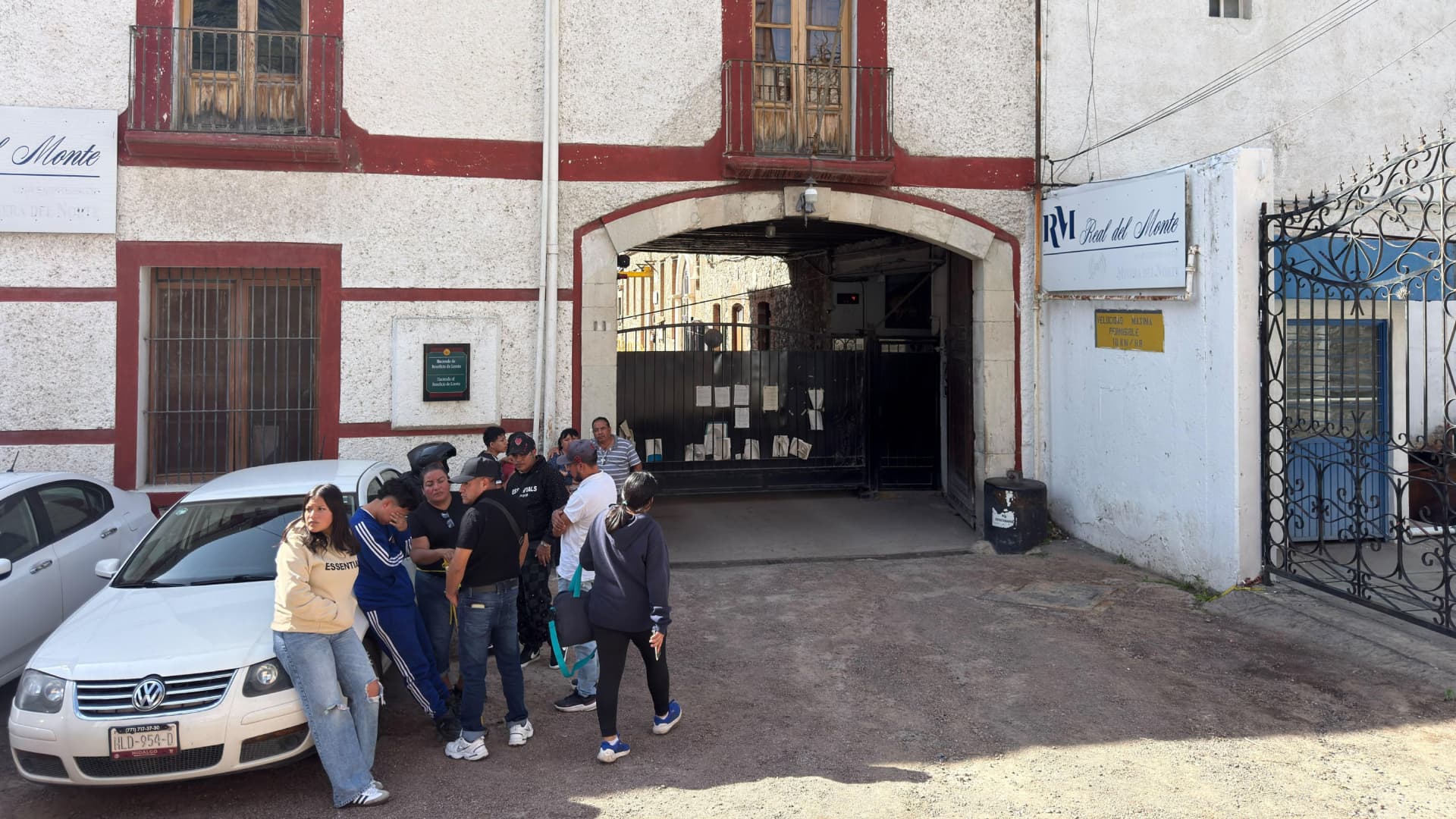 Familiares de trabajadores de la Mina de Loreto esperan información tras derrumbe