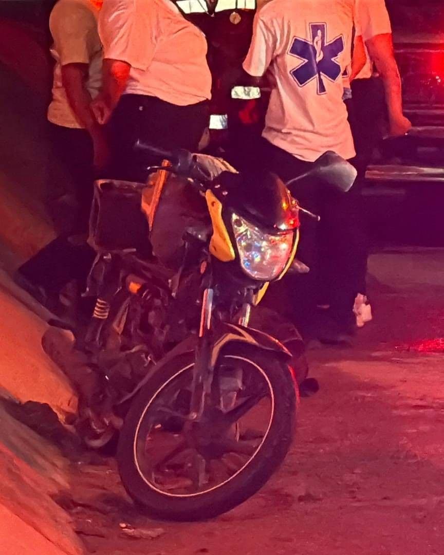 Tras el fuerte choque, el motociclista fue proyectado varios metros.