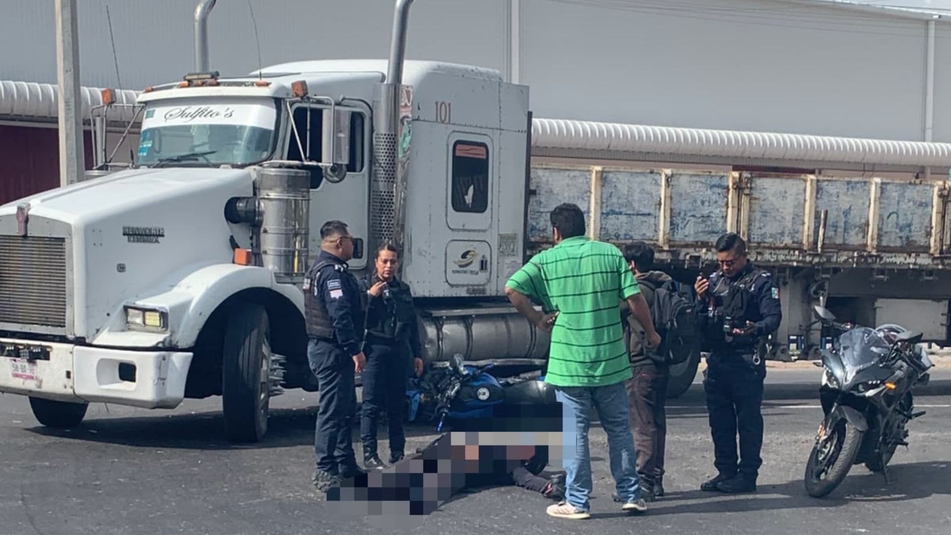 Motociclista Terminó Lesionado tras Ser Arrollado por Tráiler en la Ciudad de Puebla