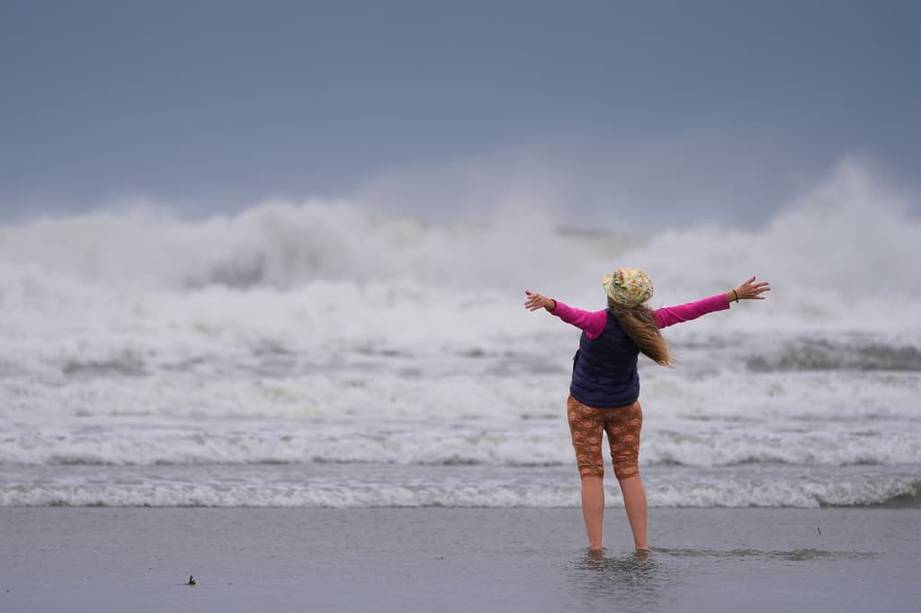 Mujer parada frente a la playa