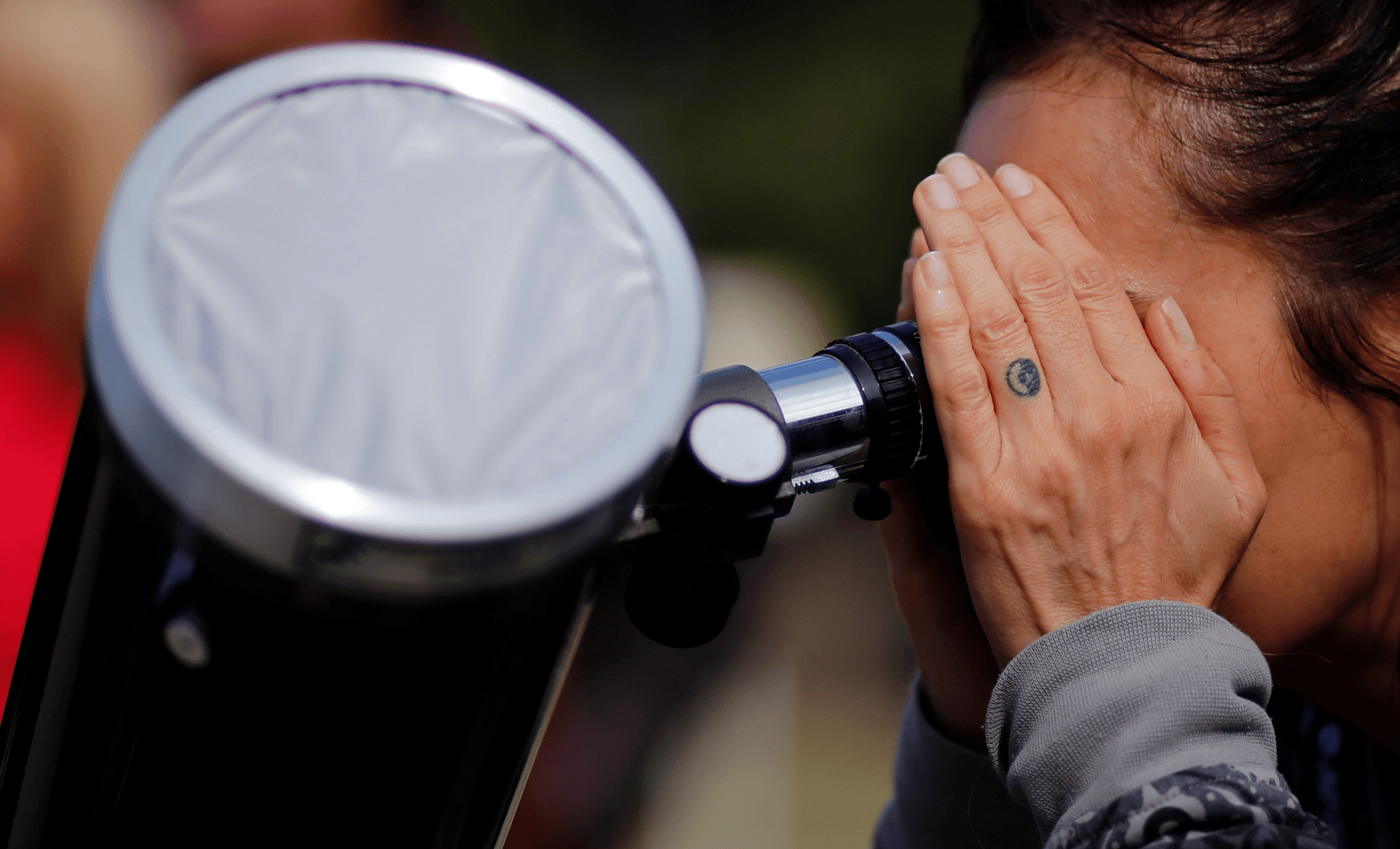 Mujer observa Mercurio