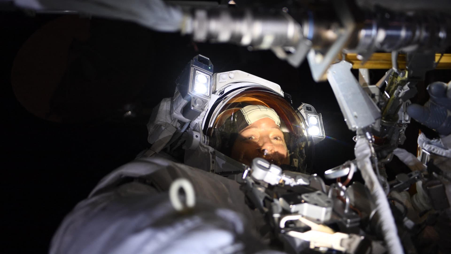Sophie Adenot sonríe durante caminata espacial