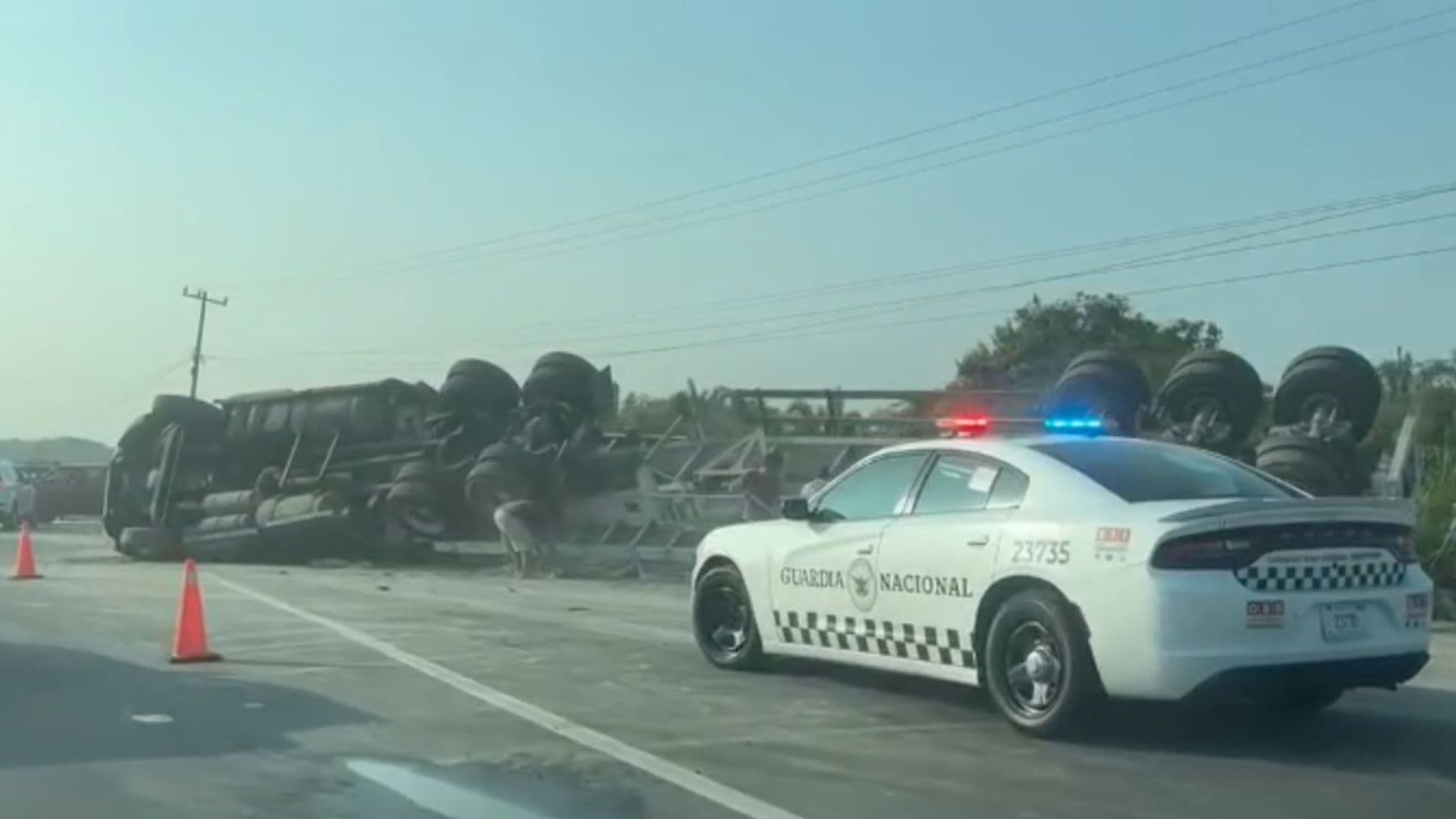 Tráiler Cargado con Cemento Vuelca en Carretera de Coatzacoalcos, Veracruz; Hubo Actos de Rapiña
