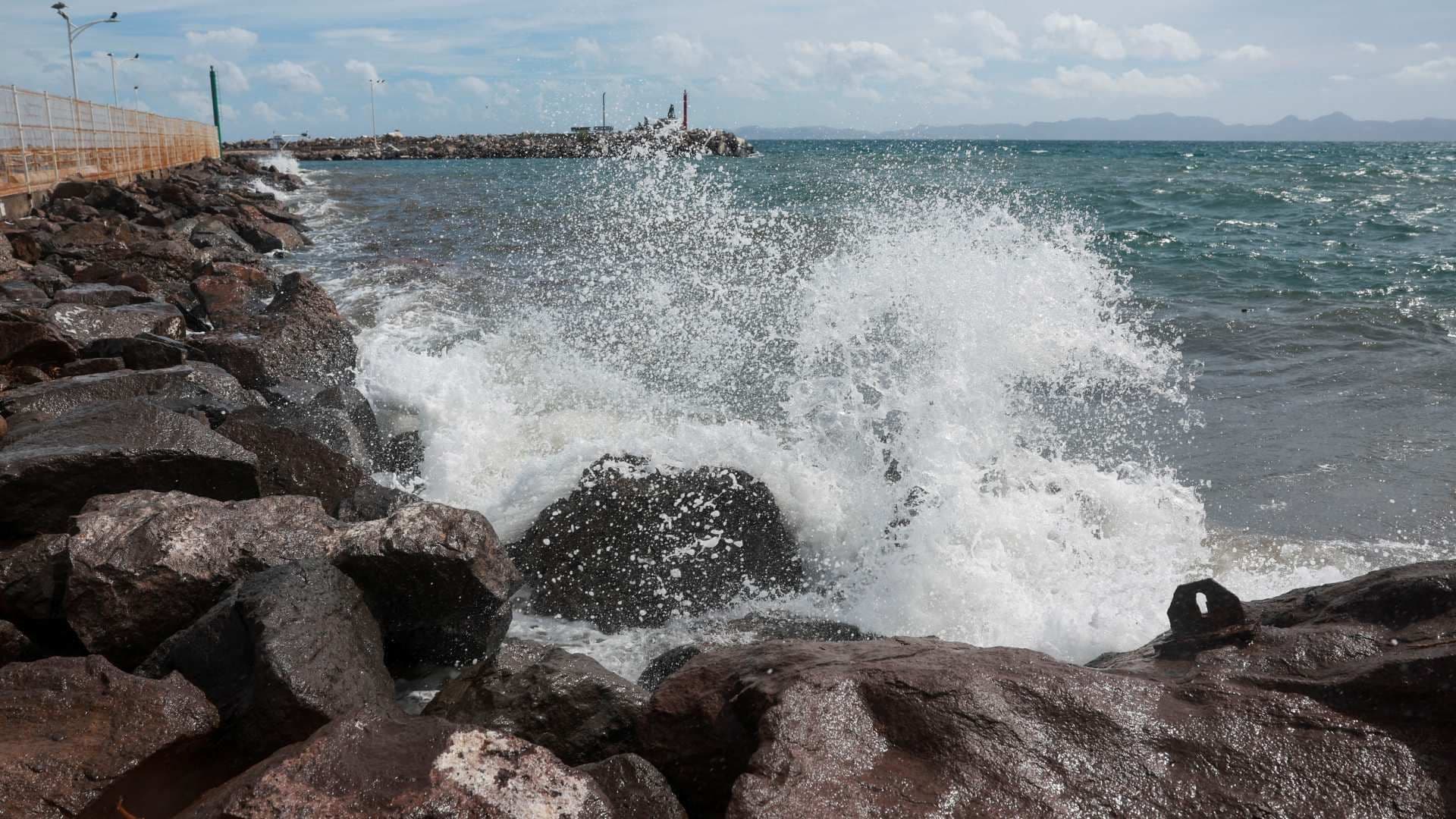 Olas rompen en Loreto mientras el huracán Polo se acerca a Baja California Sur. Foto: Reuters