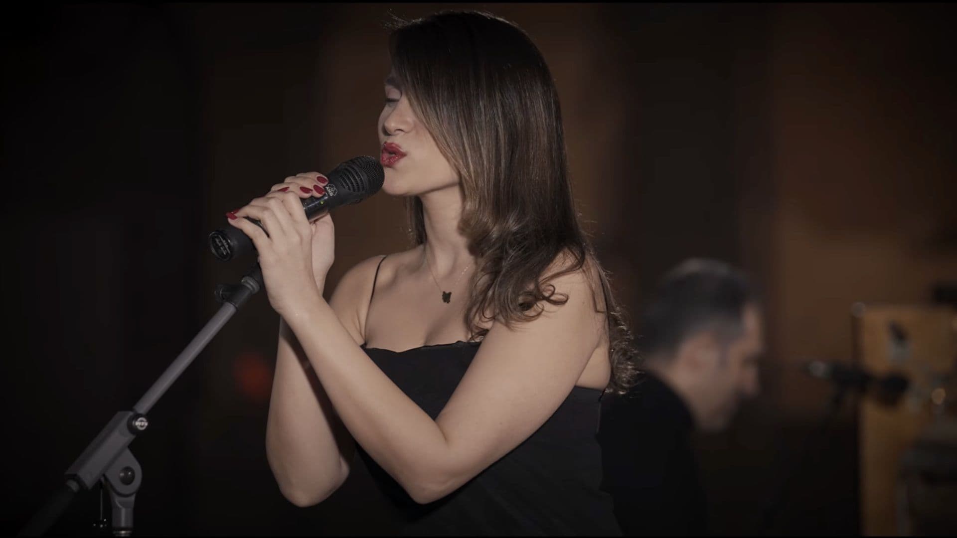 ¿Quién es Parastoo Ahmadi? La Artista Iraní Condenada a 74 Latigazos por Cantar sin Velo