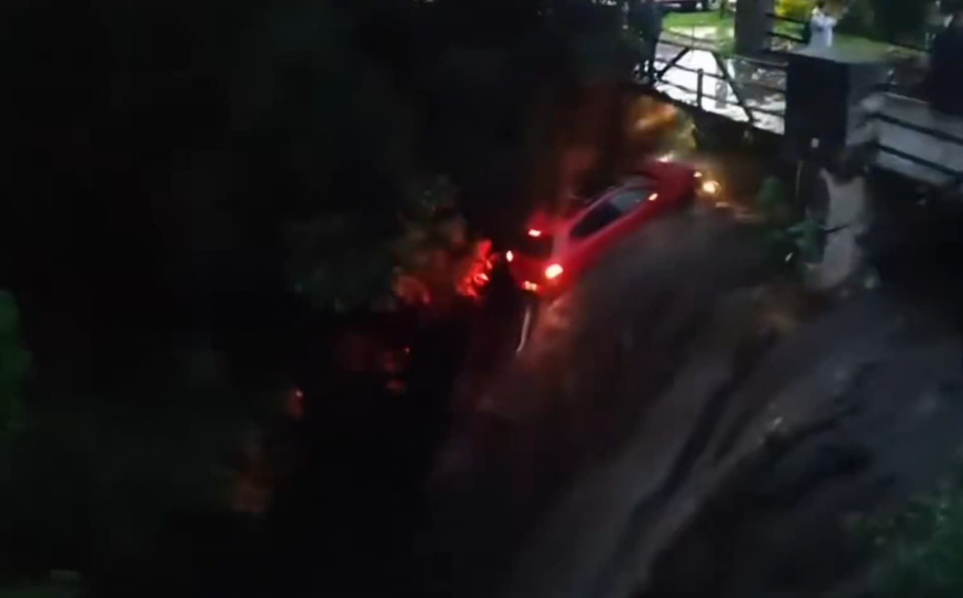 Rescatan a Pareja Minutos Antes de que su Auto Cayera a Más de 10 Metros en Tlaxcala