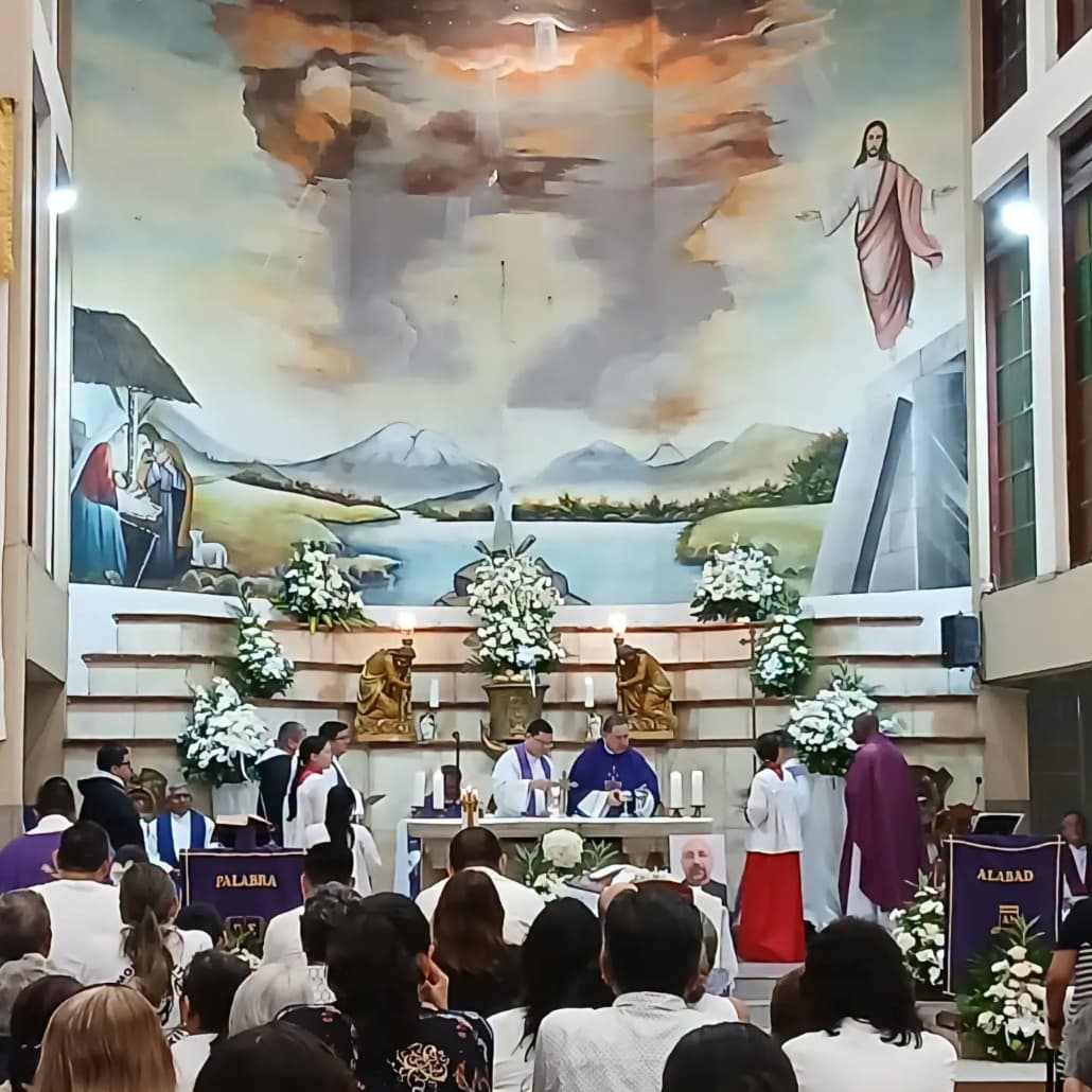 Misa en memoria del sacerdote que murió tras ser golpeado por una cruz