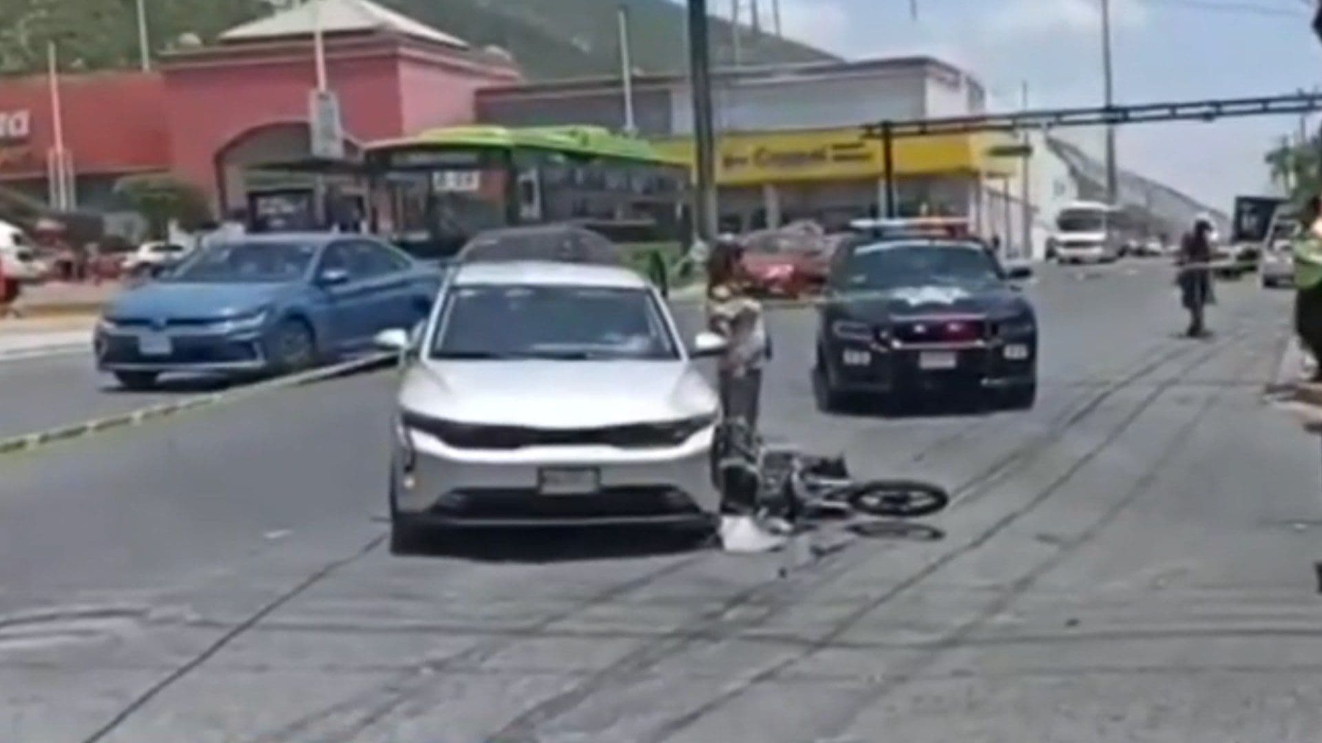 Persecución Termina con Motociclistas Lesionados tras Chocar contra un Automóvil en Monterrey