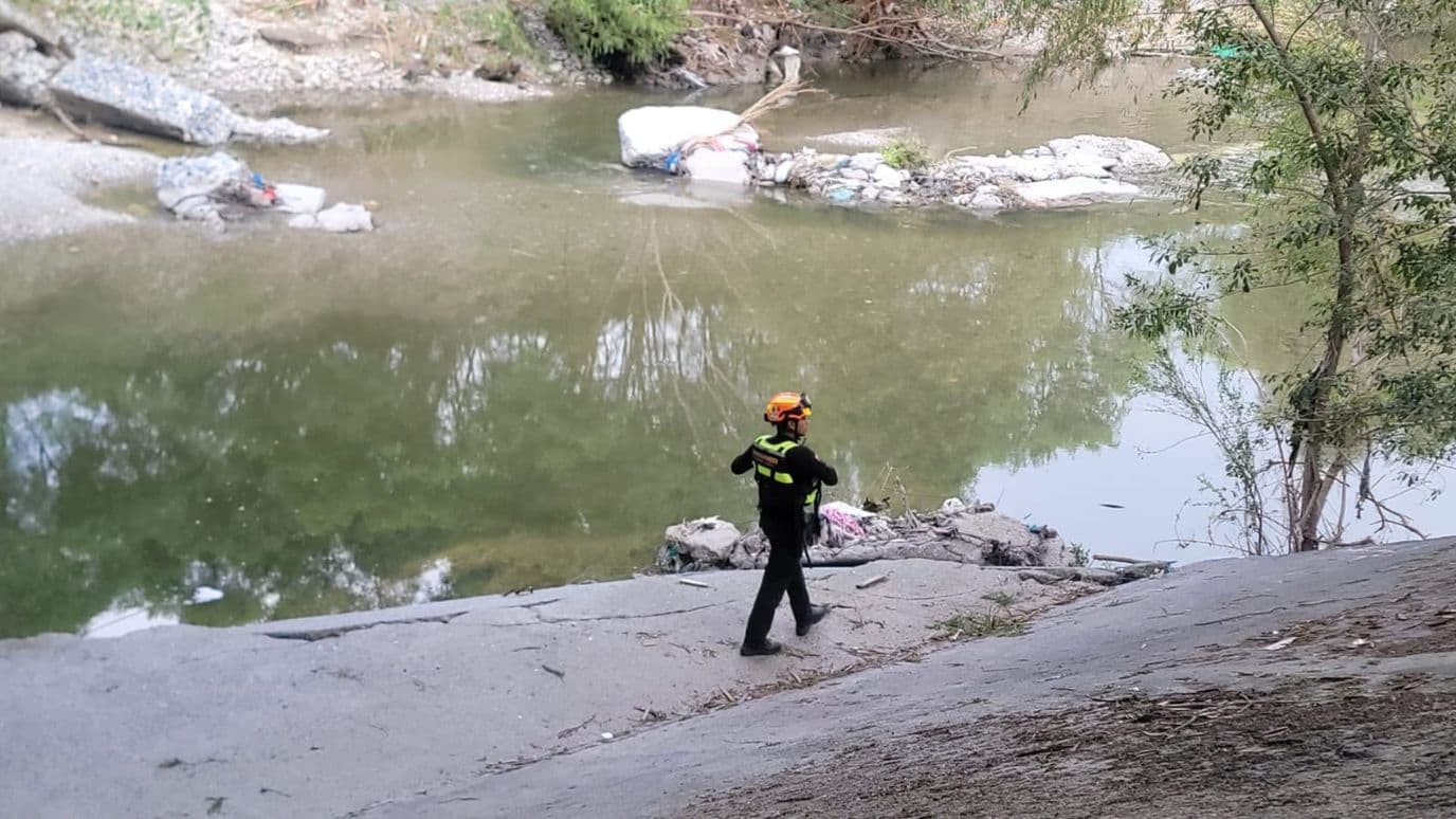 Rastrean Canalón en Monterrey para Localizar a Hombre Desaparecido