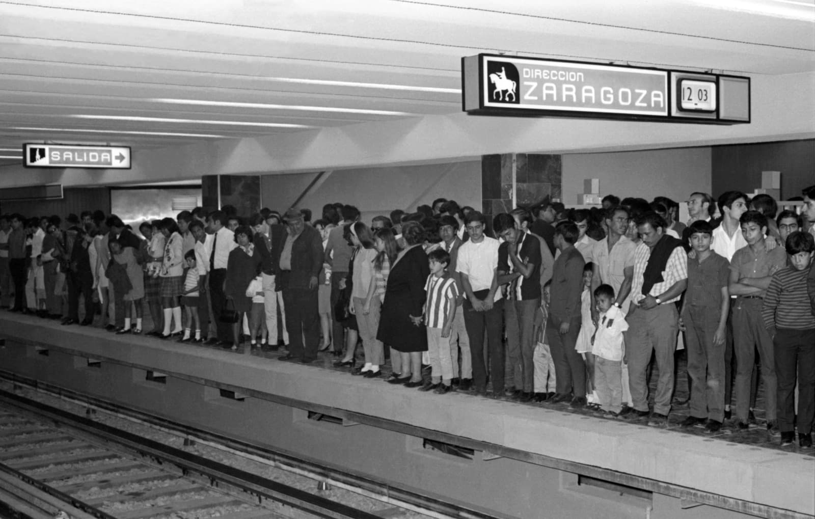 Un grupo de personas esperan el Metro