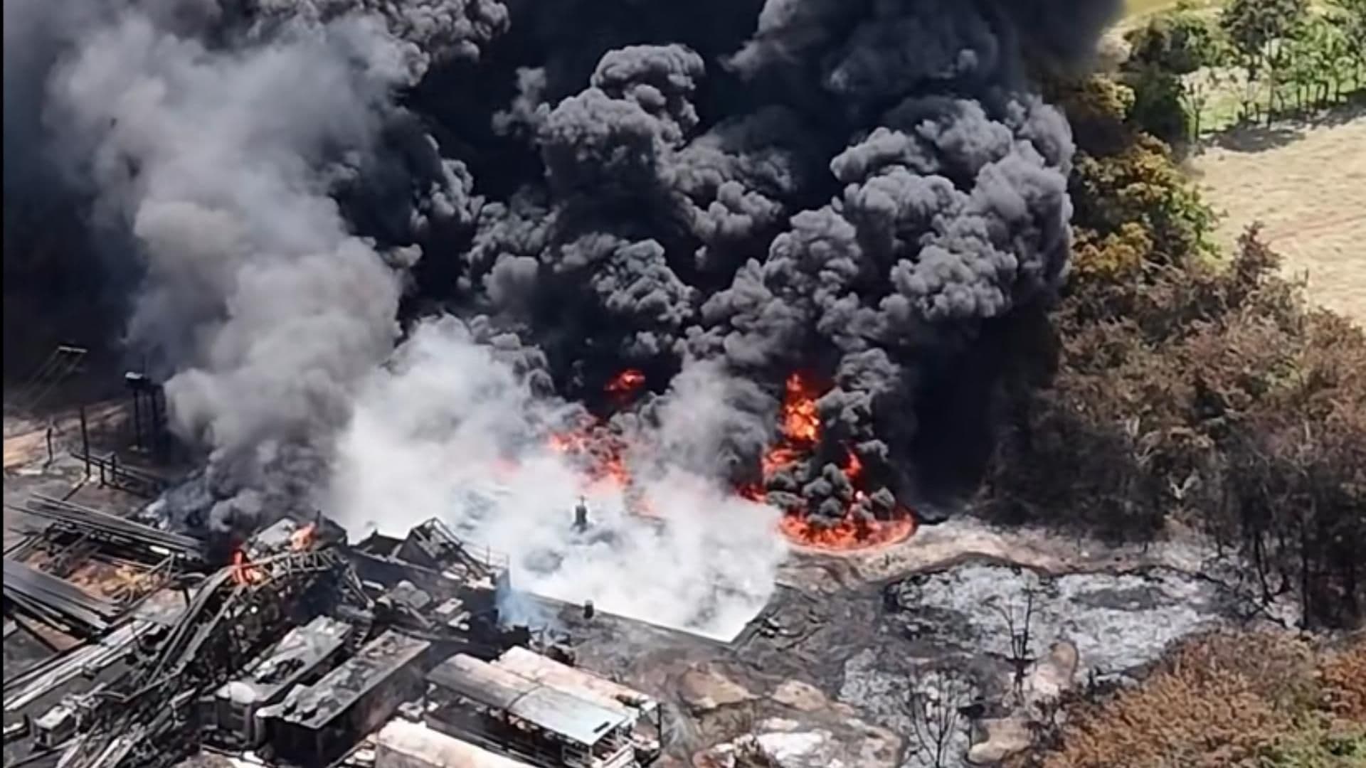 Más de 200 habitantes permanecen en refugios tras explosión en planta de sal de Jaltipan, Veracruz