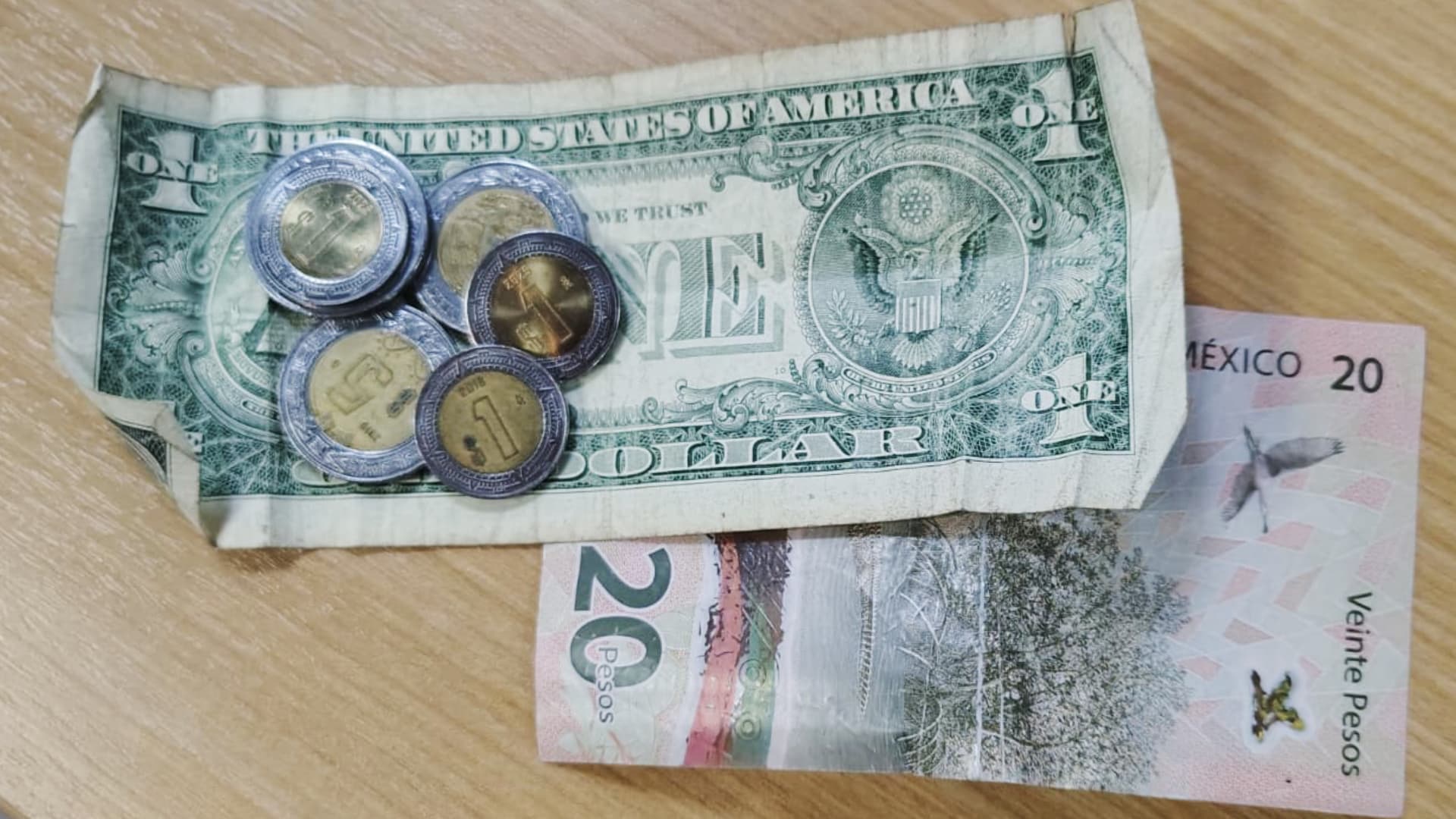 Peso Mexicano Vuelve a Apreciarse, Pero se Mantiene Arriba de los 18 por Dólar