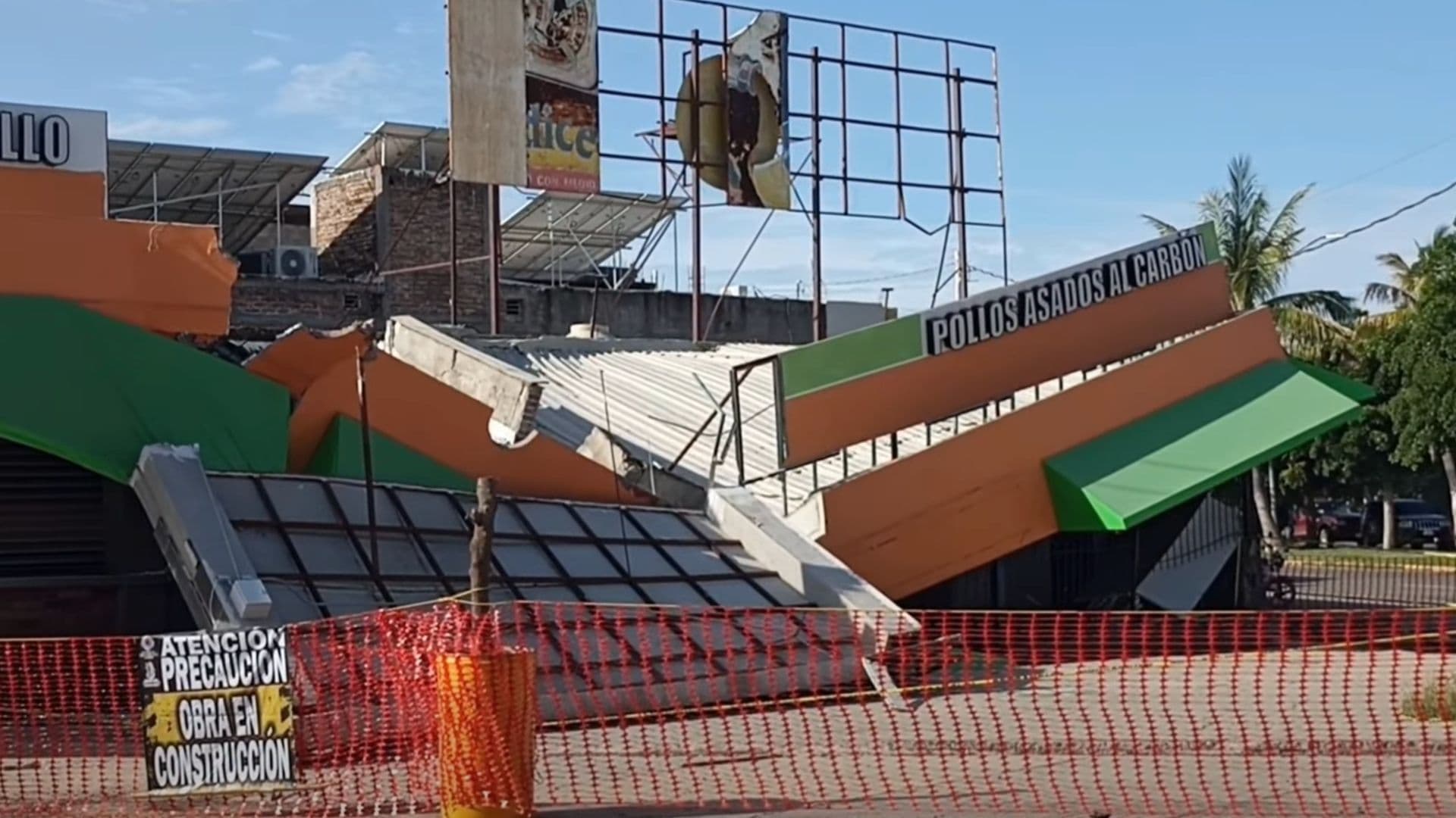 Socavón se Traga Negocio de Pollos en el Centro de Guasave, Sinaloa