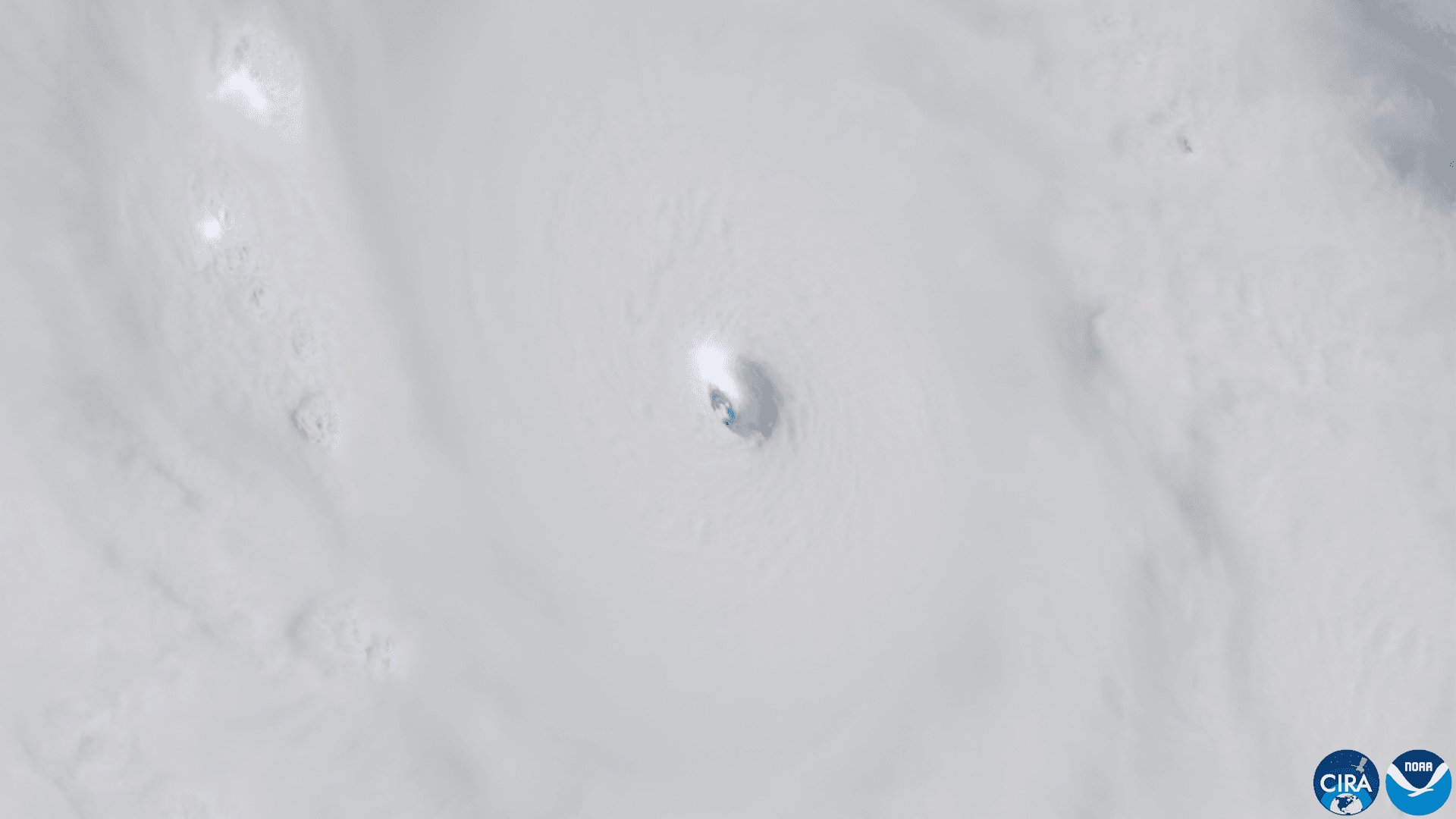 Potente ojo en el centro del huracán Polo, con intensos relámpagos en su interior. Foto: CIRA NOAA