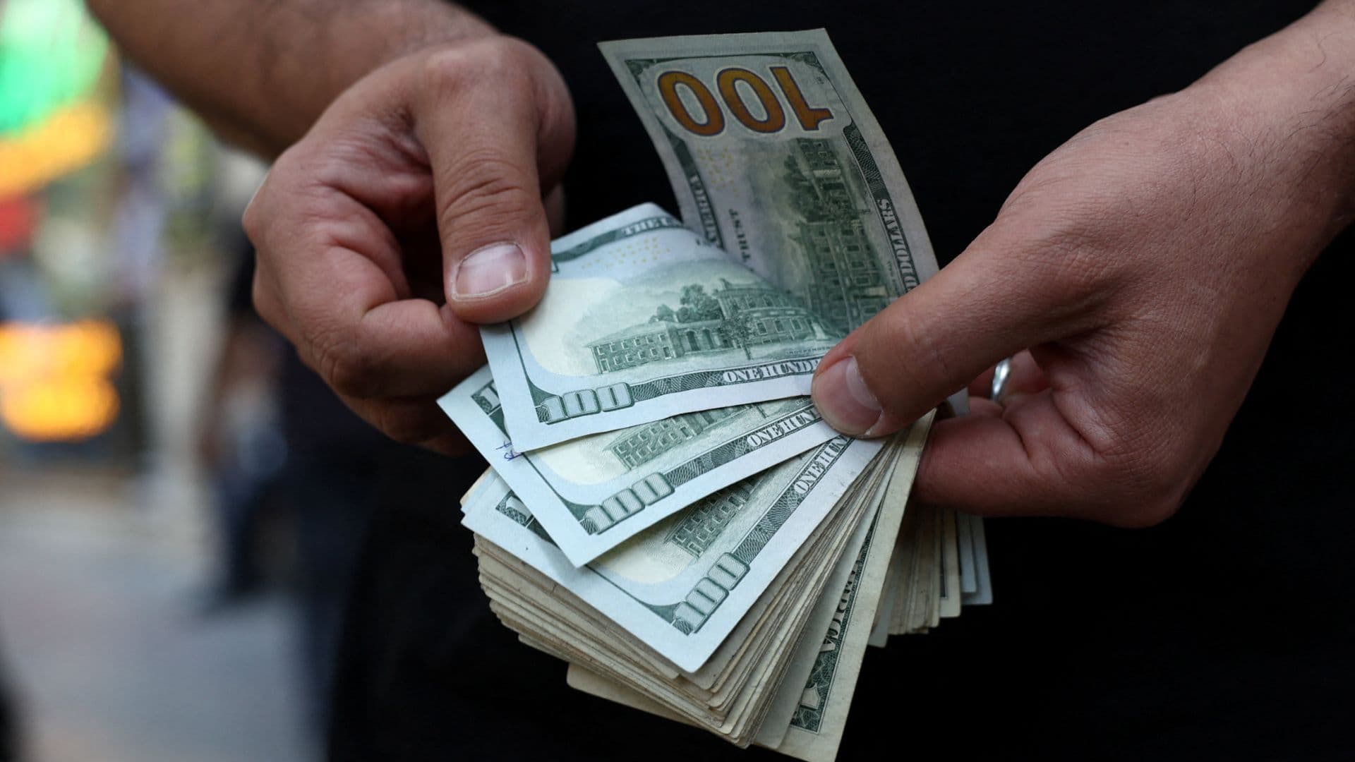 Un fajo de billetes de 100 dólares