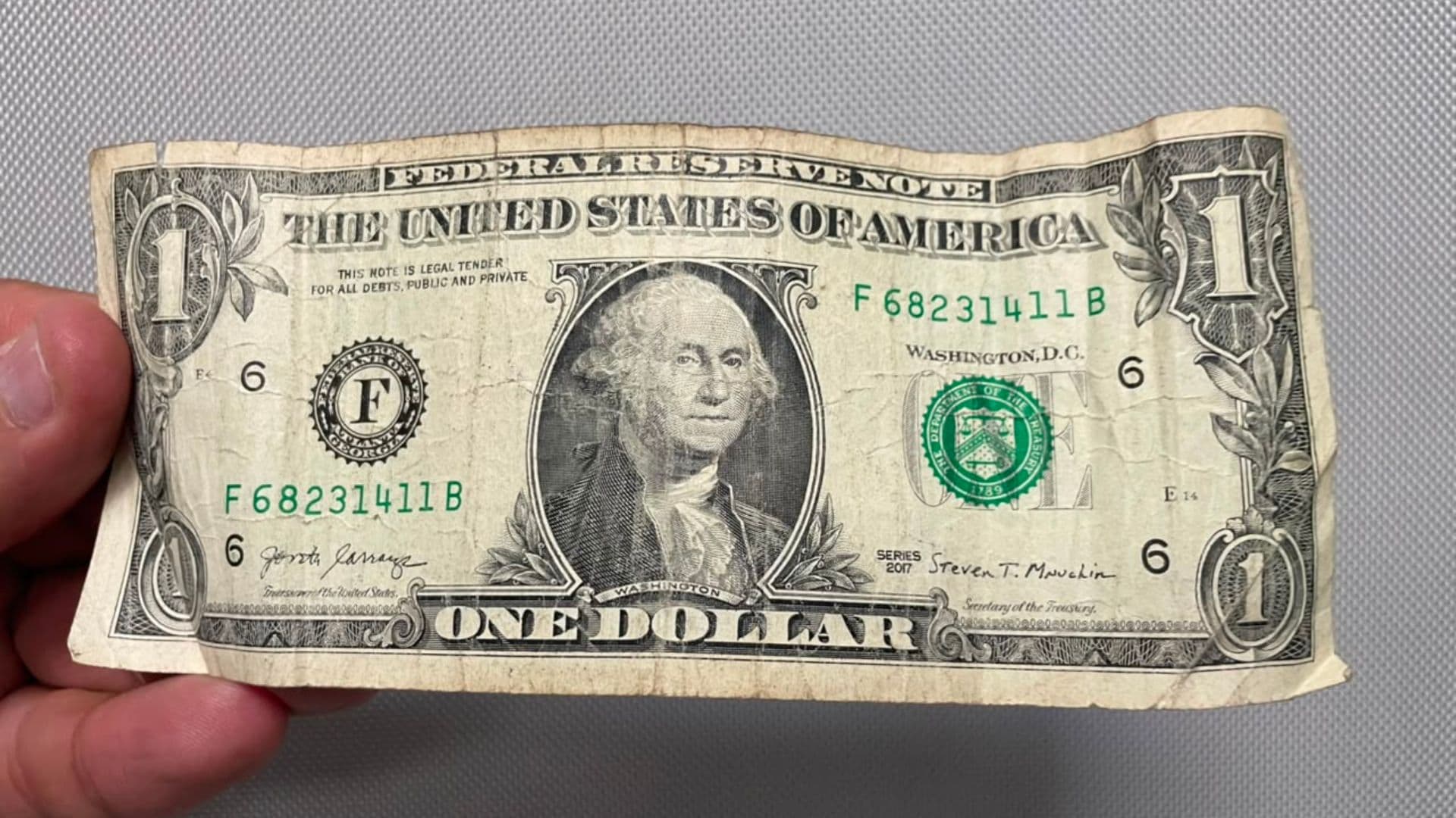 El precio del dólar estadounidense cambia durante toda la jornada