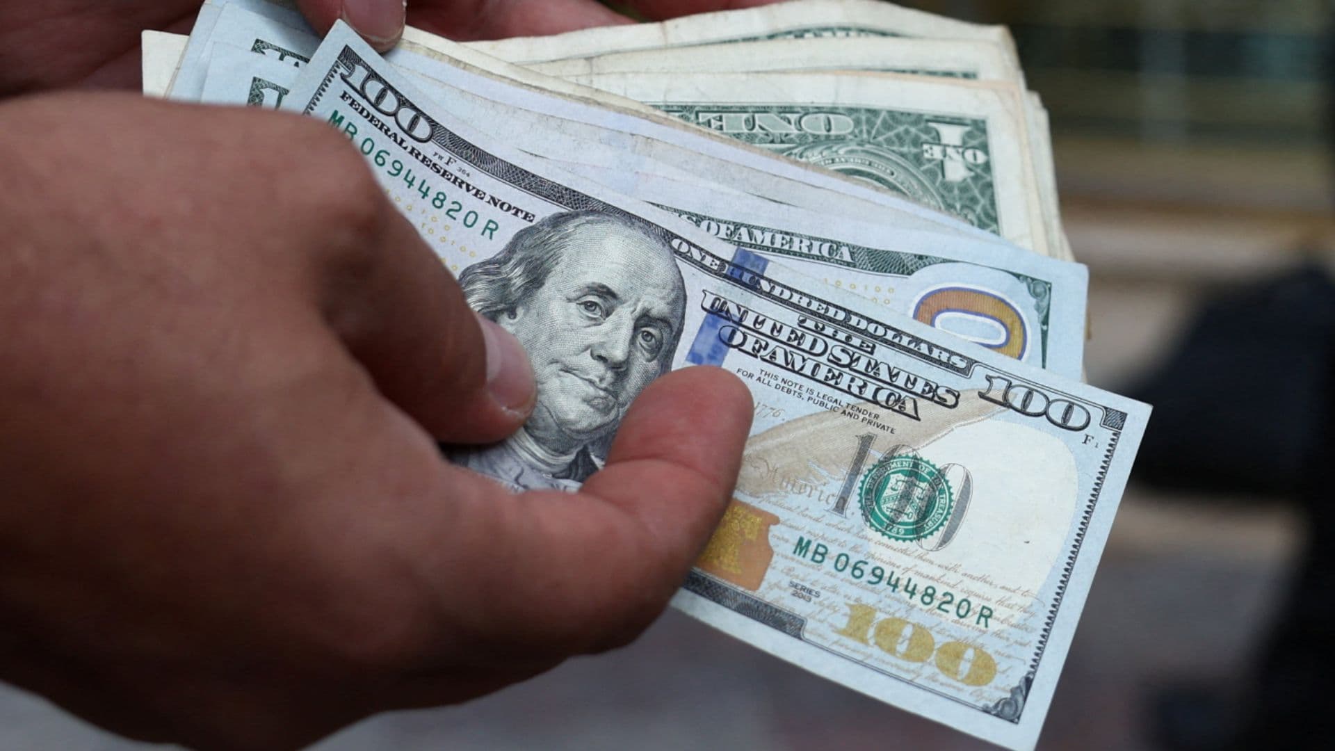El precio del dólar estadounidense cambia durante toda la jornada