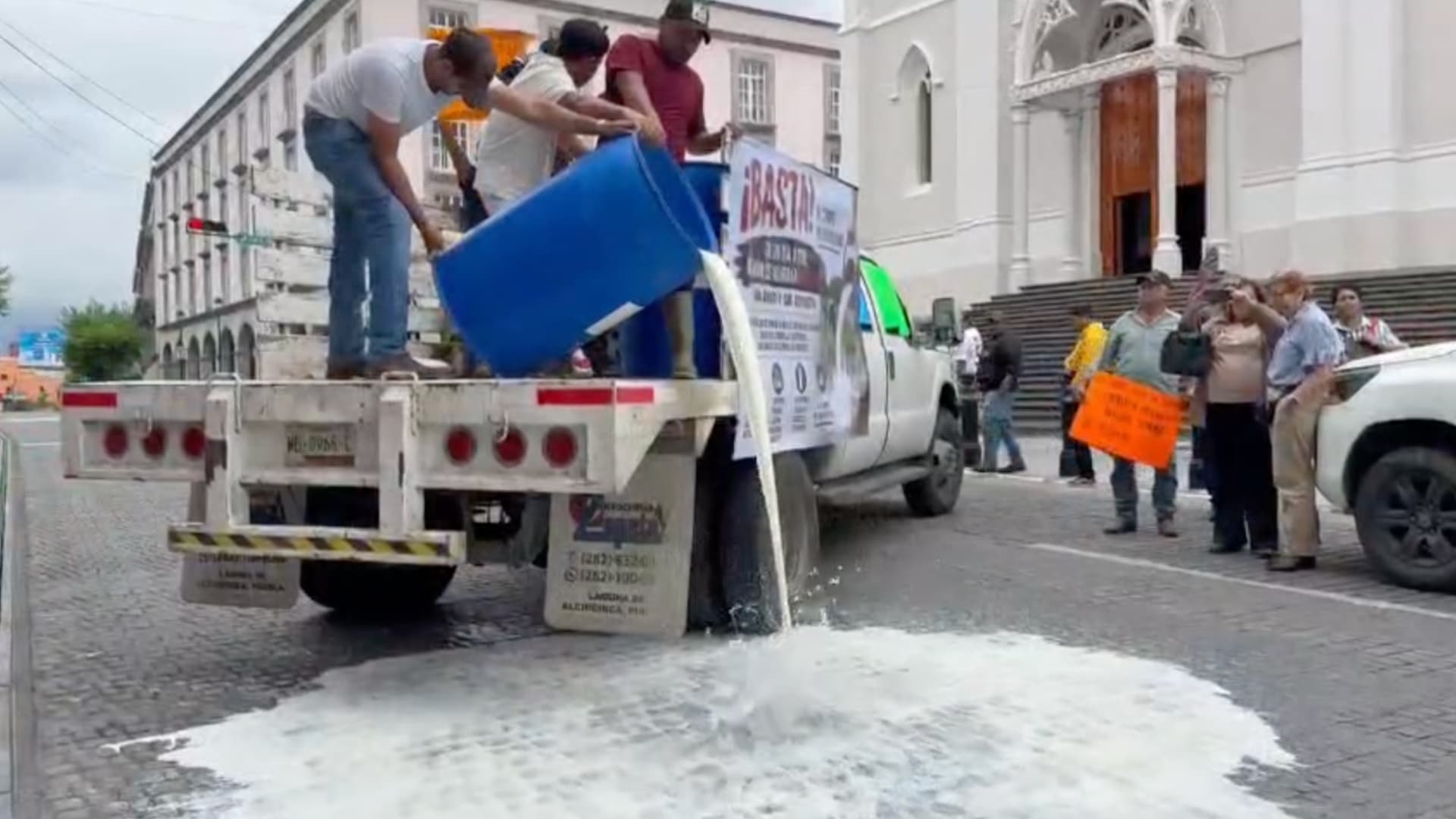 Productores de Leche Protestan Derramando su Producto en Calles de Xalapa, Veracruz