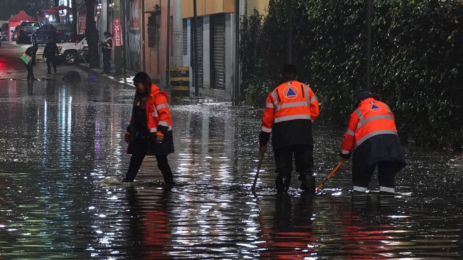 Elementos de Protección Civil de la CDMX atienden una inundación