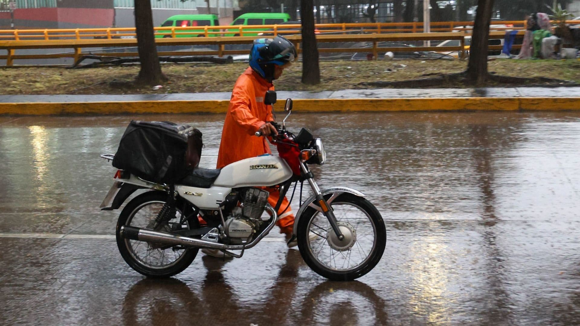 Alertan por Chubascos y Lluvias Intensas en la Mayor Parte de México