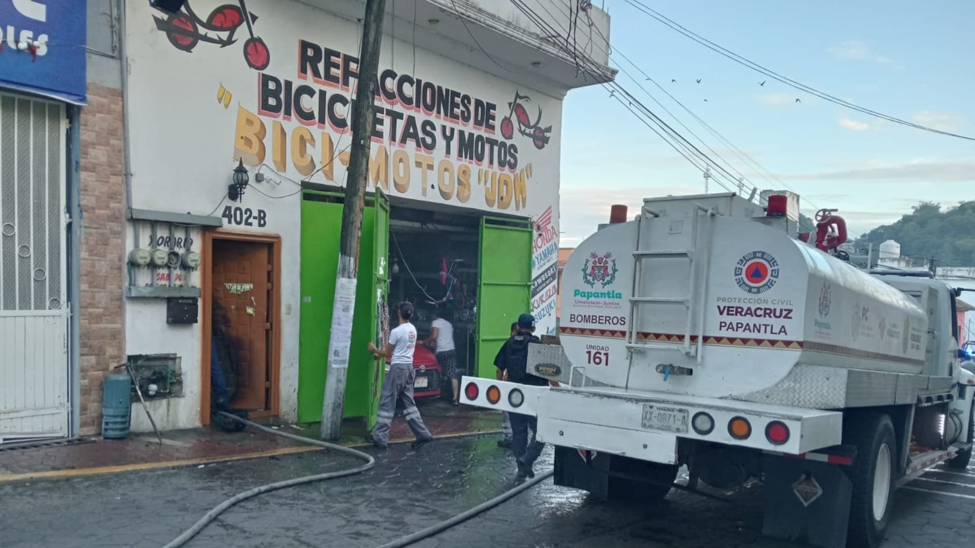 Cuatro personas son rescatadas tras incendio en taller de motocicletas en Papantla.