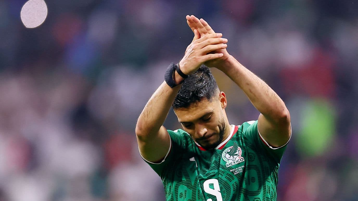 Raúl Jiménez durante un partido con la Selección Mexicana