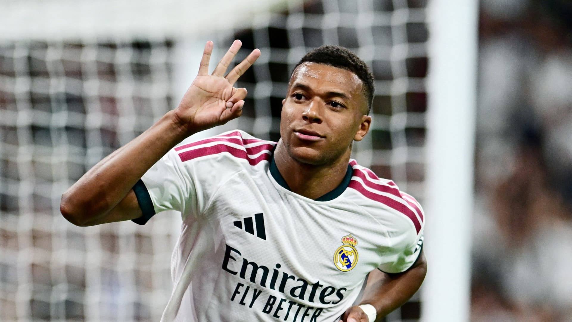 Kylian Mbappé celebra sus tres anotaciones en el Estadio Santiago Bernabéu con la playera del Real Madrid.