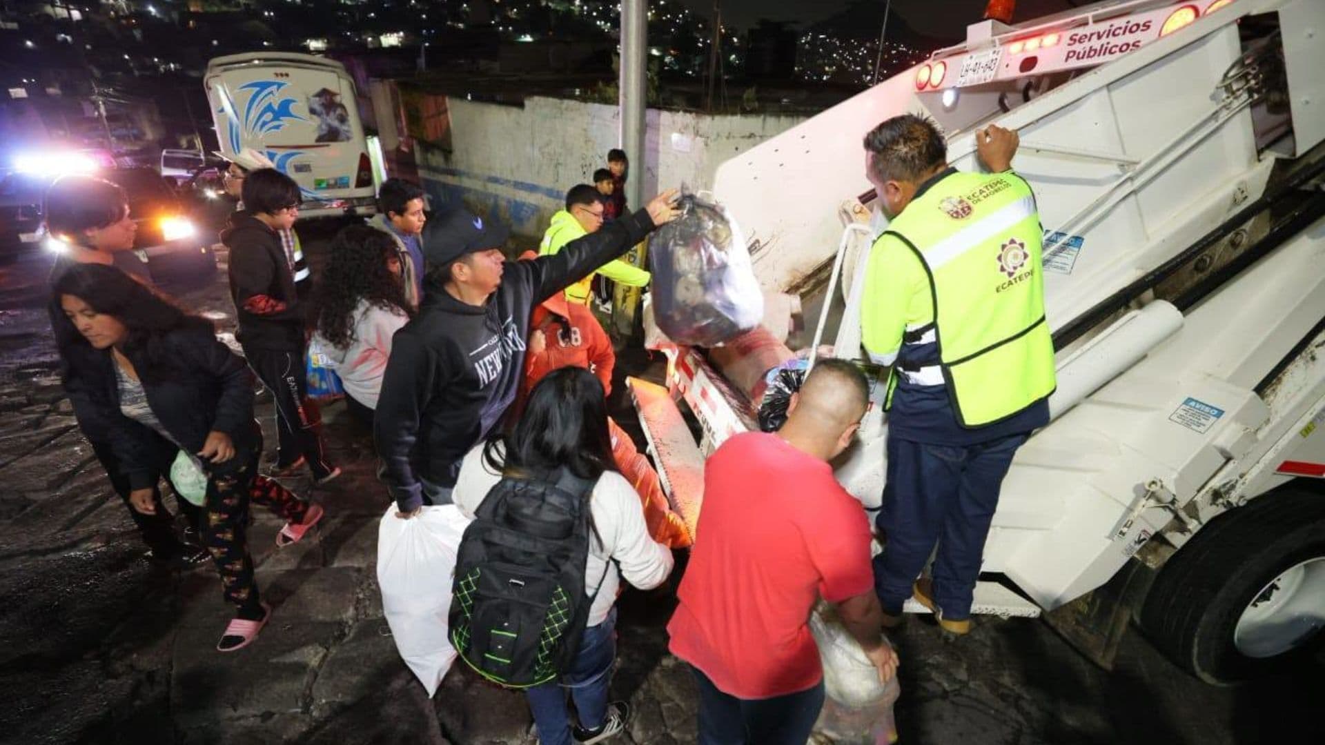 Recolección nocturna de basura en Ecatepec.